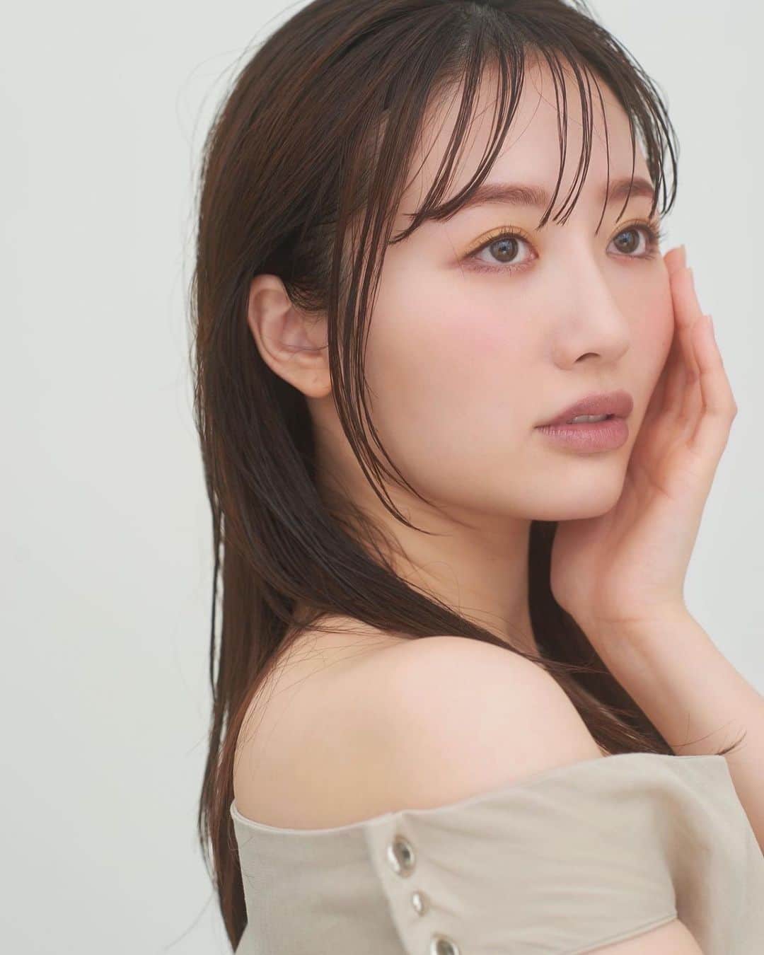 のインスタグラム：「. あいこん🫦  📷 @maru_1111  💄 @hairmakeupbylisayamaguchi  👗 @disembysiik」