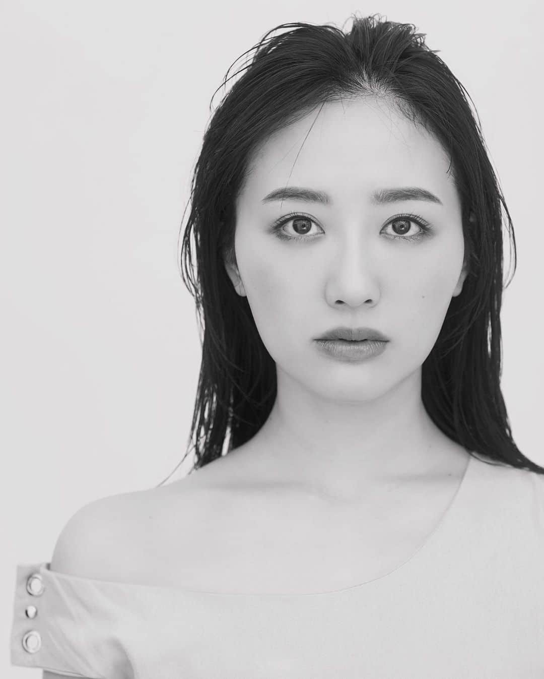 のインスタグラム：「. どっちが好き？  📷 @maru_1111  💄 @hairmakeupbylisayamaguchi  👗 @disembysiik」