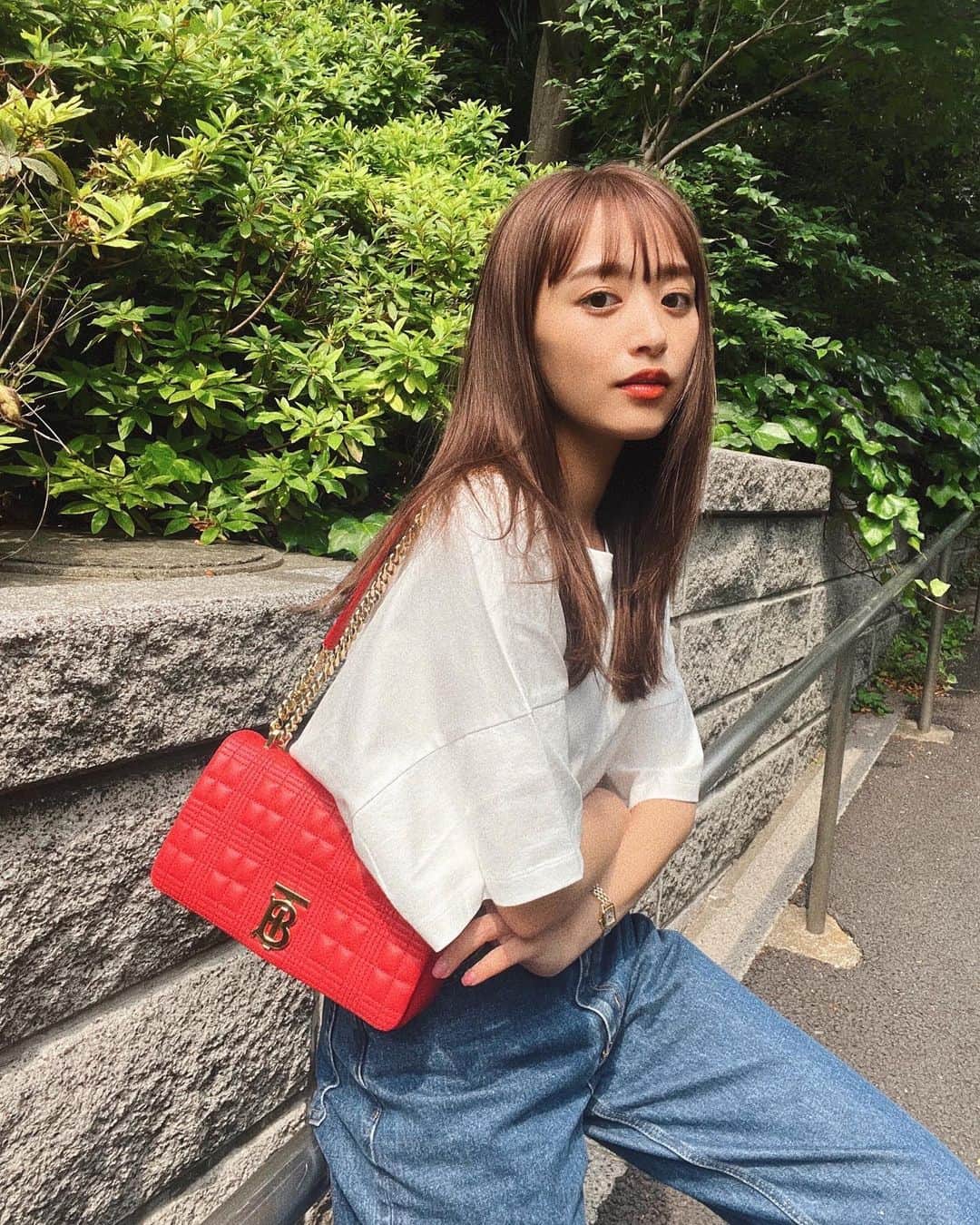 近藤千尋のインスタグラム：「@burberry ♥️♥️♥️ 差し色になってかわいい🥰  今日は雨だったので 習い事と、 お友達とランチしました☺️  遊んで喧嘩してを繰り返す子供達。笑 そしてお互いに泣いて すぐ仲直りして遊び出す…☺️笑 子供って面白い🧒  一回も怒らずに済む休日がないのって 私だけ？笑🤷‍♀️  優しい時のママが好き💕って言う長女、 ええ、私だってずっと優しくいたいのよ☺️笑」
