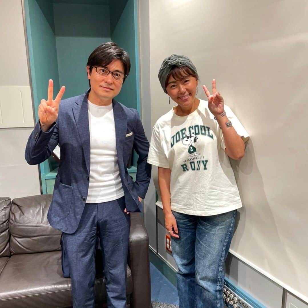 のインスタグラム：「明日のラジオ放送のお知らせ📻🎤  5/22 12:00-12:30 #99 TBSラジオ🎤 『UP GARAGE presents GARAGE HERO’ｓ ～愛車のこだわり～』 パーソナリティ  安東弘樹さん✨  26年前王様のブランチでご一緒してたアンディ🤩私がアンディの名付け親でもあります😆  懐かしいブランチ時代の話しや車のこと、沖縄での暮らしのことなど、アンディと色々話してます💛ぜひ聞いてね📻  Tシャツ　@roxyjapan   #tbsラジオ  #アンディ #安藤弘樹アナウンサー  #upgarage  #garageheros  #王様のブランチ #roxyjapan」