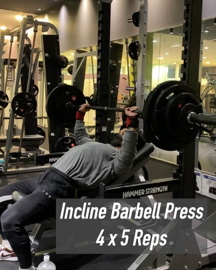 のインスタグラム：「Chest workout 🏋🏼‍♀️ 🔥⚒ ・ ❶インクラインバーベルプレス4×5 ❷ペックフライ4×10 ❸インクラインダンベルプレス3×8-10 ❹インクラインチェストプレス4×12 ❺スミスマシンベンチプレス3×10 ・ ・ フルストレッチ、フルコントラクトの癖をつける🔨🔨 やってみてね！保存も✅ ・ ・ #chestworkout #chestday #training  #fitnessmotivation #bodybuilding  #胸トレ#エニタイムフィットネス」