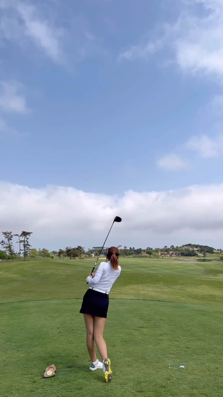 リュ・ジヘのインスタグラム：「⛳️ 하늘이 예쁜 하늘코스✈️☁️☁️ 오늘은 하늘에서 잘 쳤땅😀♥️  #캘러웨이로그드라이버 #골프스타그램 #드라이버스윙」