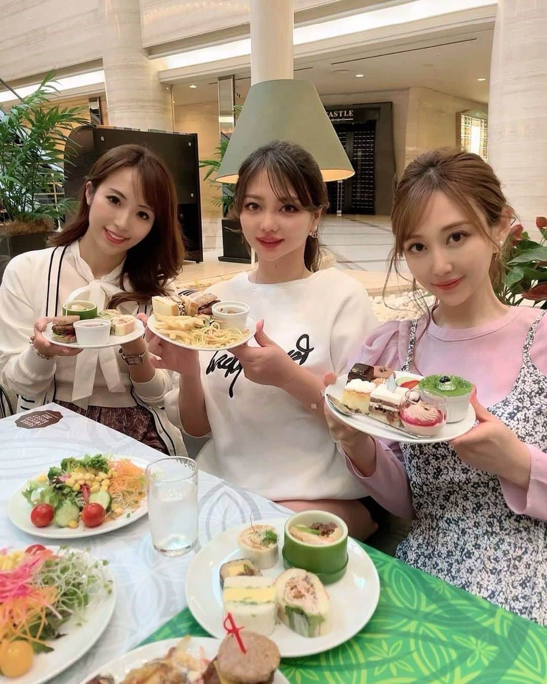 森本あやかのインスタグラム：「@rikapanda.official  @sarixoxo101   @newotani_osaka のスイーツビュッフェ🍰  食べすぎ注意🐷  #りかぱんだ #さりちゃん #主婦 #ママ友 #主婦ママ #ホテルニューオオタニ #ニューオオタニ大阪」