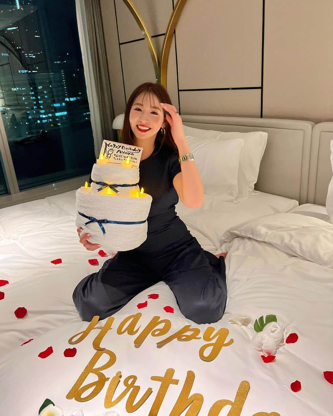 佐山彩香のインスタグラム：「Girls night🍷 いつも彼氏みたいなことしてくれる親友🤍 もう7年は毎年こうやって過ごしてくれてる...🥹 Thakn you💋」