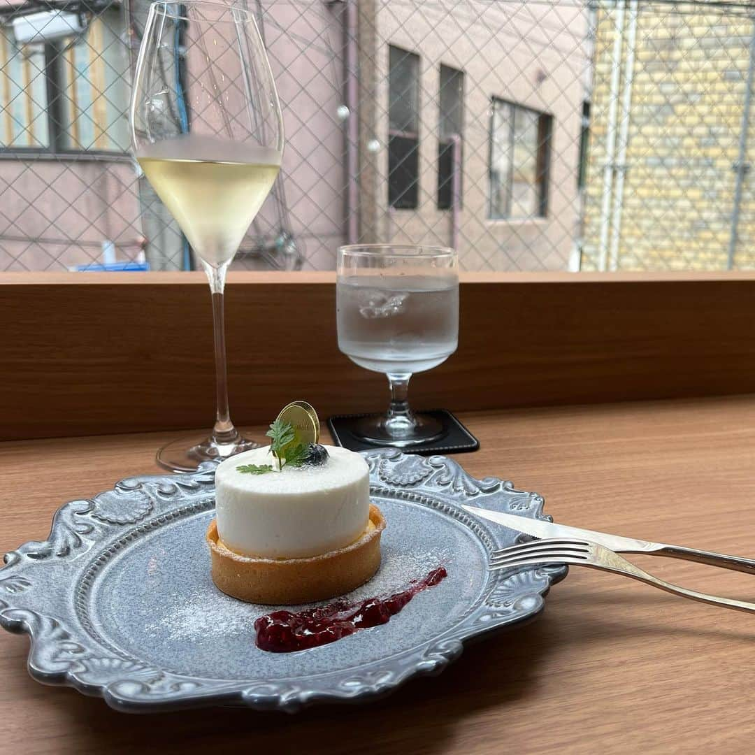 斉藤麻衣さんのインスタグラム写真 - (斉藤麻衣Instagram)「CREA Mfg.CAFE ケーキとワインが楽しめるチーズケーキ専門店🧀」5月21日 18時28分 - maismamnos