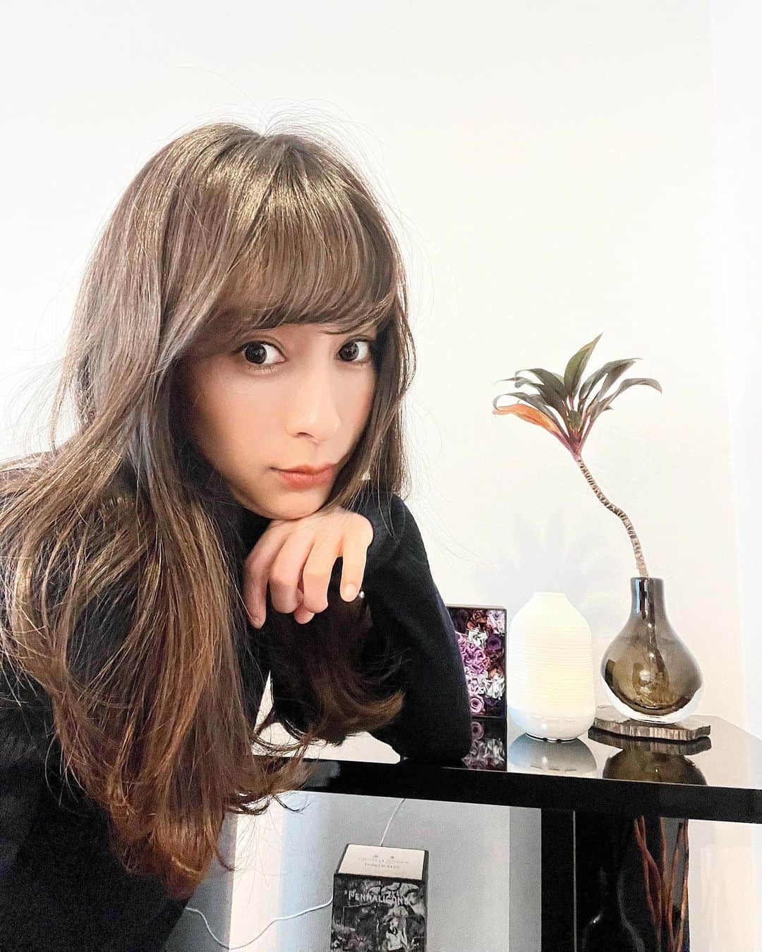 瀬戸晴加のインスタグラム：「お家の新しいインテリアにグレード @glade のアロマディフューザーをいただきました😚🤍ディフューザーは1つも持っていなかったので、お手入れとか大変なのかなと思っていたんですがグレードは水もお掃除も不要ですごくカンタンに使えております🖋ミストの霧も細かくて、プレミアムエッセンシャルオイルの香りは最大60日も持つそう🤭✨ 人気イラストレーターあわのさえこさんが発売を記念してオリジナルイラストを描いているそう🖋 お部屋のムードに合わせてLEDライトが３色選べるのもいい感じ。疲れた時に炊いて気分転換してます🤭🤍  Amazon glade ストアページ https://www.amazon.co.jp/stores/page/54BC5187-CD00-4C70-9883-685DCD9F7409  #PR #glade #アロマディフューザー #芳香剤 #丁寧な暮らし #アロマでグレードアップ」