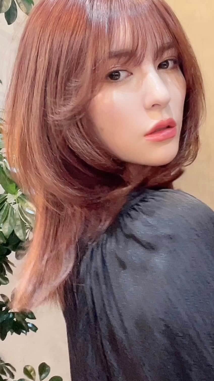スミス楓のインスタグラム：「new hair💇🏻‍♀️🫶🏻ハイレイヤーかわいい➰ カラーは今回もアプリコットピンク🍑  (真正面の感じは一つ前の投稿のがわかりやすいかも)  @__haruka1030__  いつもありがとう🥰  #アプリコットピンク#レイヤーカット#ヘアカラー」