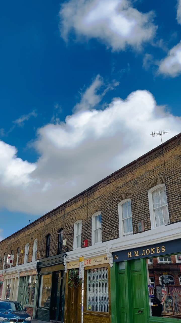 コレニモのインスタグラム：「London sky is getting high💙☺️ 日差しがだんだん夏らしくなって来ました。嬉しい〜」