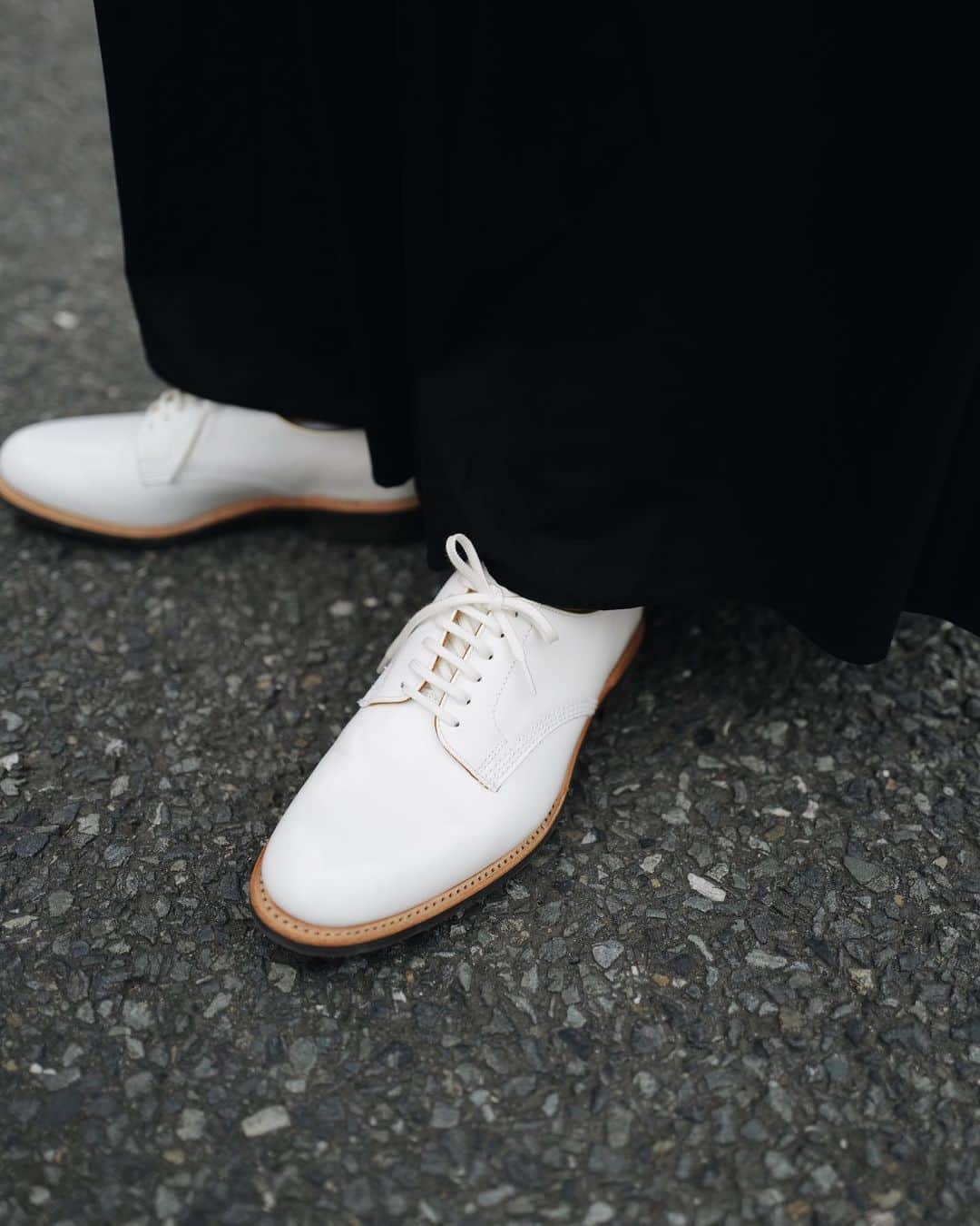 高山都さんのインスタグラム写真 - (高山都Instagram)「真っ白な靴が履きたくて、決めた今日の #都ふく 足元だけ浮かないように、デコルテにパールで白を持ってきた。 そしたら、グッと印象が締まった。 シャツとスカートはセットアップで着られて、絶妙なシルエットがお気に入り。 これ、ヒール合わせたらまた雰囲気変わるんだろうなー。 女っぽく着るのもやってみたい！ shirt & skirt @aton_tokyo  bag @therow  shoes @sanders_jp  necklace @r.alagan」5月21日 19時05分 - miyare38