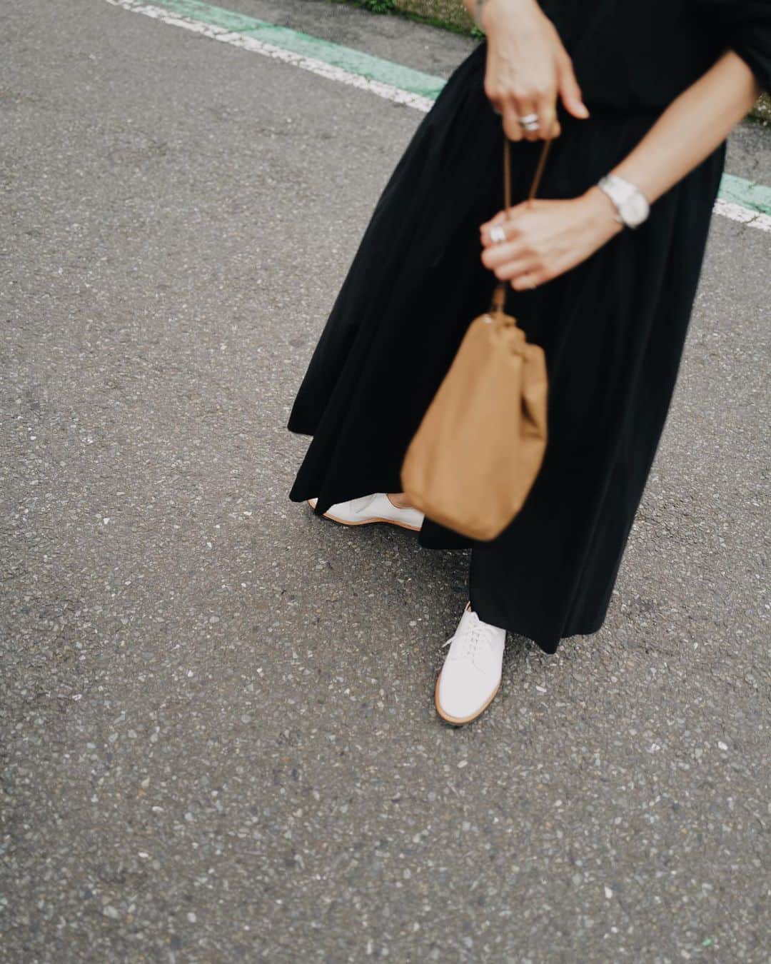 高山都さんのインスタグラム写真 - (高山都Instagram)「真っ白な靴が履きたくて、決めた今日の #都ふく 足元だけ浮かないように、デコルテにパールで白を持ってきた。 そしたら、グッと印象が締まった。 シャツとスカートはセットアップで着られて、絶妙なシルエットがお気に入り。 これ、ヒール合わせたらまた雰囲気変わるんだろうなー。 女っぽく着るのもやってみたい！ shirt & skirt @aton_tokyo  bag @therow  shoes @sanders_jp  necklace @r.alagan」5月21日 19時05分 - miyare38
