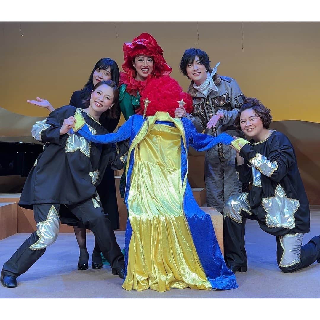 のインスタグラム：「どうも。 先日無事に、『音楽劇 星の王子さま』の全公演完走しました(^^)  素晴らしい皆様と、一つの作品を作ることができて本当に光栄でした、、！  個人的には、 どの役柄を演じる時も、王子さまに「おじさん」と呼ばれたので、 久しぶりにおじさんの血が騒いだことが印象深いです。 あと、 生ピアノ演奏に合わせて久しぶりにタンバリンかき鳴らしたことも(^^)  ご観劇下さいました皆様、応援してくださった皆様、本当にありがとうございました(^^)  #自惚れ屋のおじさん #実業家のおじさん #地理学者のおじさん #販売員はおじさんじゃない」
