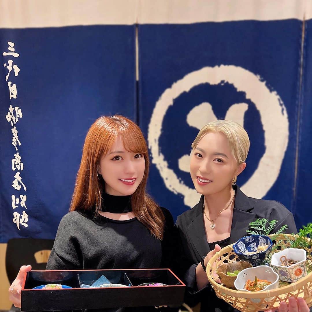 おりささんのインスタグラム写真 - (おりさInstagram)「. 前に沖縄にある牛とろ焼きしゃぶ専門店  #十二松六左衛門 ( @rokuzaemon_naha )で 食べたお肉が美味しすぎて感動して、 系列店が名古屋にあると知って 家族と親戚みんなで食べに行ったよ🥺  名古屋駅からすぐの #三代目脇彦商店名古屋別邸 ✨ @sandaime_nagoya ✨  入ってすぐ有名人のサインがたくさん😳  すべての席が半個室でした💓  店内は【禁酒禁煙】  「肉そのものの味に向き合い、味わってもらいたい」 という想いがあるみたいです✨  コースのお料理は全部美味しくて 見た目も芸術的でインスタ映え✨✨  1番びっくりしたのが 蜂の巣を席まで持ってきてくれて お肉にかけるソースを目の前で 作ってくれたこと🍯🐝  また絶対行きたい🥺🔥  #三代目脇彦商店#愛知グルメ#名古屋#名駅#名駅グルメ#名古屋焼肉#名駅焼肉#グルメ女子#名古屋グルメ#グルメ#名古屋ランチ#名古屋ディナー#夜ご飯#焼肉#会員制#会員制焼肉#ハチミツ#蜂の巣#禁酒禁煙焼肉#禁酒#禁煙#黒毛和牛#焼肉ディナー#肉スタグラム #カルビ#タン#ホルモン#ユッケ」5月21日 19時58分 - orisa_0510