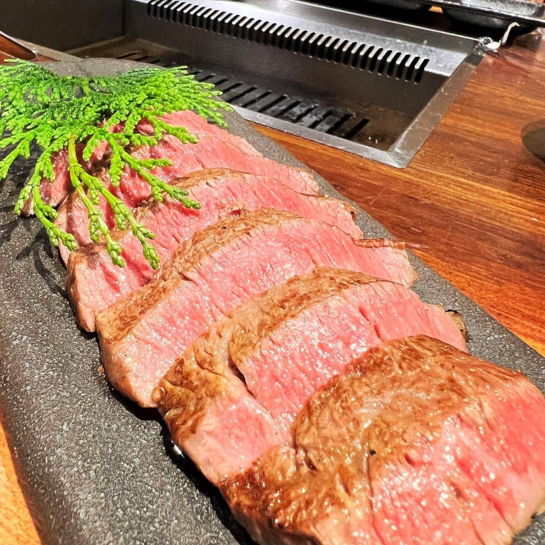 おりささんのインスタグラム写真 - (おりさInstagram)「. 前に沖縄にある牛とろ焼きしゃぶ専門店  #十二松六左衛門 ( @rokuzaemon_naha )で 食べたお肉が美味しすぎて感動して、 系列店が名古屋にあると知って 家族と親戚みんなで食べに行ったよ🥺  名古屋駅からすぐの #三代目脇彦商店名古屋別邸 ✨ @sandaime_nagoya ✨  入ってすぐ有名人のサインがたくさん😳  すべての席が半個室でした💓  店内は【禁酒禁煙】  「肉そのものの味に向き合い、味わってもらいたい」 という想いがあるみたいです✨  コースのお料理は全部美味しくて 見た目も芸術的でインスタ映え✨✨  1番びっくりしたのが 蜂の巣を席まで持ってきてくれて お肉にかけるソースを目の前で 作ってくれたこと🍯🐝  また絶対行きたい🥺🔥  #三代目脇彦商店#愛知グルメ#名古屋#名駅#名駅グルメ#名古屋焼肉#名駅焼肉#グルメ女子#名古屋グルメ#グルメ#名古屋ランチ#名古屋ディナー#夜ご飯#焼肉#会員制#会員制焼肉#ハチミツ#蜂の巣#禁酒禁煙焼肉#禁酒#禁煙#黒毛和牛#焼肉ディナー#肉スタグラム #カルビ#タン#ホルモン#ユッケ」5月21日 19時58分 - orisa_0510
