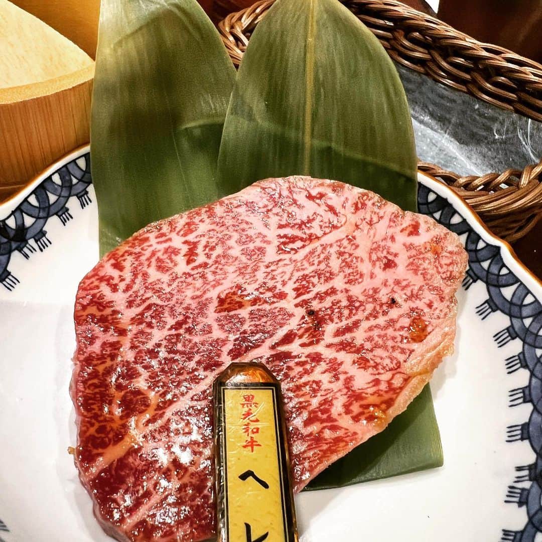 おりささんのインスタグラム写真 - (おりさInstagram)「. 前に沖縄にある牛とろ焼きしゃぶ専門店  #十二松六左衛門 ( @rokuzaemon_naha )で 食べたお肉が美味しすぎて感動して、 系列店が名古屋にあると知って 家族と親戚みんなで食べに行ったよ🥺  名古屋駅からすぐの #三代目脇彦商店名古屋別邸 ✨ @sandaime_nagoya ✨  入ってすぐ有名人のサインがたくさん😳  すべての席が半個室でした💓  店内は【禁酒禁煙】  「肉そのものの味に向き合い、味わってもらいたい」 という想いがあるみたいです✨  コースのお料理は全部美味しくて 見た目も芸術的でインスタ映え✨✨  1番びっくりしたのが 蜂の巣を席まで持ってきてくれて お肉にかけるソースを目の前で 作ってくれたこと🍯🐝  また絶対行きたい🥺🔥  #三代目脇彦商店#愛知グルメ#名古屋#名駅#名駅グルメ#名古屋焼肉#名駅焼肉#グルメ女子#名古屋グルメ#グルメ#名古屋ランチ#名古屋ディナー#夜ご飯#焼肉#会員制#会員制焼肉#ハチミツ#蜂の巣#禁酒禁煙焼肉#禁酒#禁煙#黒毛和牛#焼肉ディナー#肉スタグラム #カルビ#タン#ホルモン#ユッケ」5月21日 19時58分 - orisa_0510