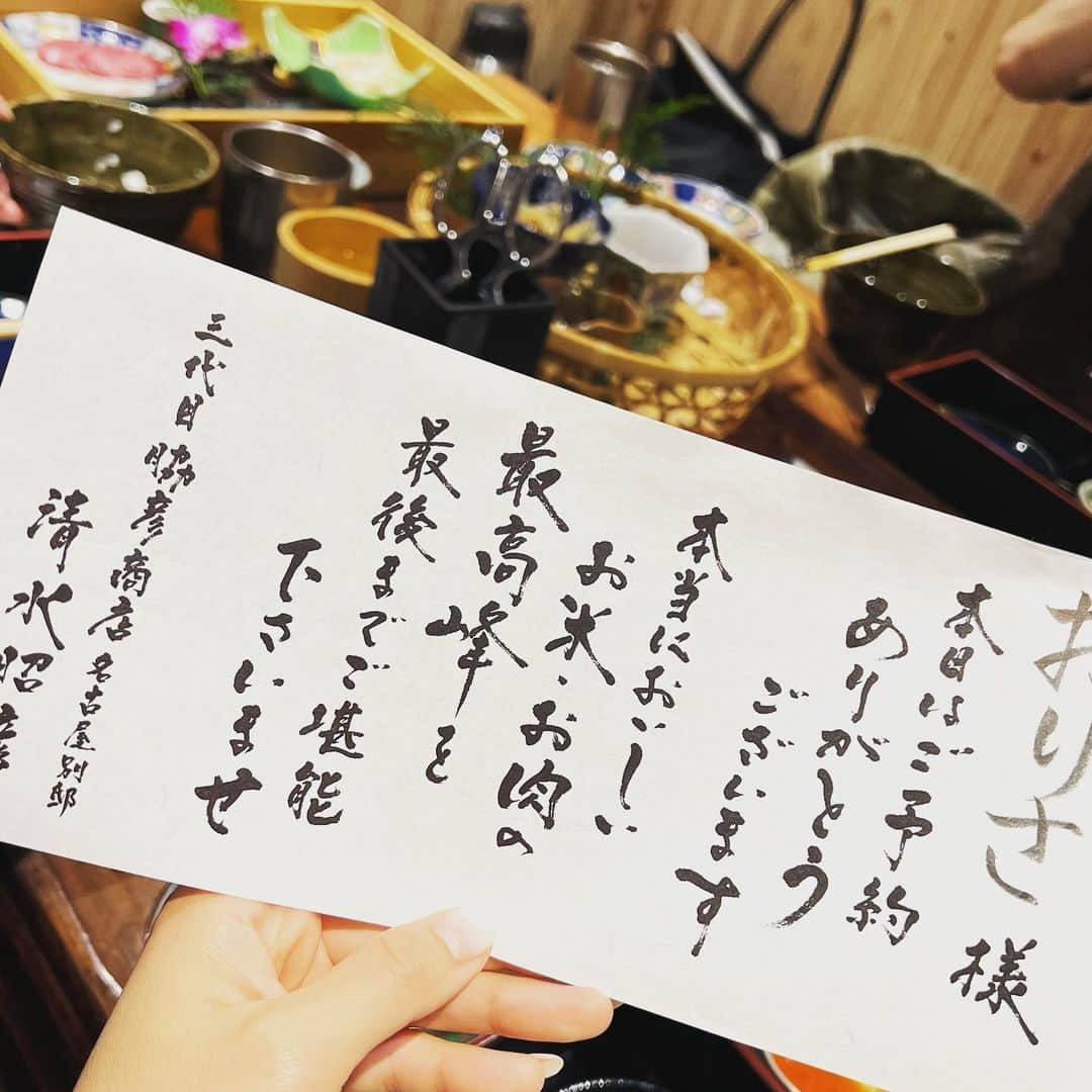 おりささんのインスタグラム写真 - (おりさInstagram)「. 前に沖縄にある牛とろ焼きしゃぶ専門店  #十二松六左衛門 ( @rokuzaemon_naha )で 食べたお肉が美味しすぎて感動して、 系列店が名古屋にあると知って 家族と親戚みんなで食べに行ったよ🥺  名古屋駅からすぐの #三代目脇彦商店名古屋別邸 ✨ @sandaime_nagoya ✨  入ってすぐ有名人のサインがたくさん😳  すべての席が半個室でした💓  店内は【禁酒禁煙】  「肉そのものの味に向き合い、味わってもらいたい」 という想いがあるみたいです✨  コースのお料理は全部美味しくて 見た目も芸術的でインスタ映え✨✨  1番びっくりしたのが 蜂の巣を席まで持ってきてくれて お肉にかけるソースを目の前で 作ってくれたこと🍯🐝  また絶対行きたい🥺🔥  #三代目脇彦商店#愛知グルメ#名古屋#名駅#名駅グルメ#名古屋焼肉#名駅焼肉#グルメ女子#名古屋グルメ#グルメ#名古屋ランチ#名古屋ディナー#夜ご飯#焼肉#会員制#会員制焼肉#ハチミツ#蜂の巣#禁酒禁煙焼肉#禁酒#禁煙#黒毛和牛#焼肉ディナー#肉スタグラム #カルビ#タン#ホルモン#ユッケ」5月21日 19時58分 - orisa_0510