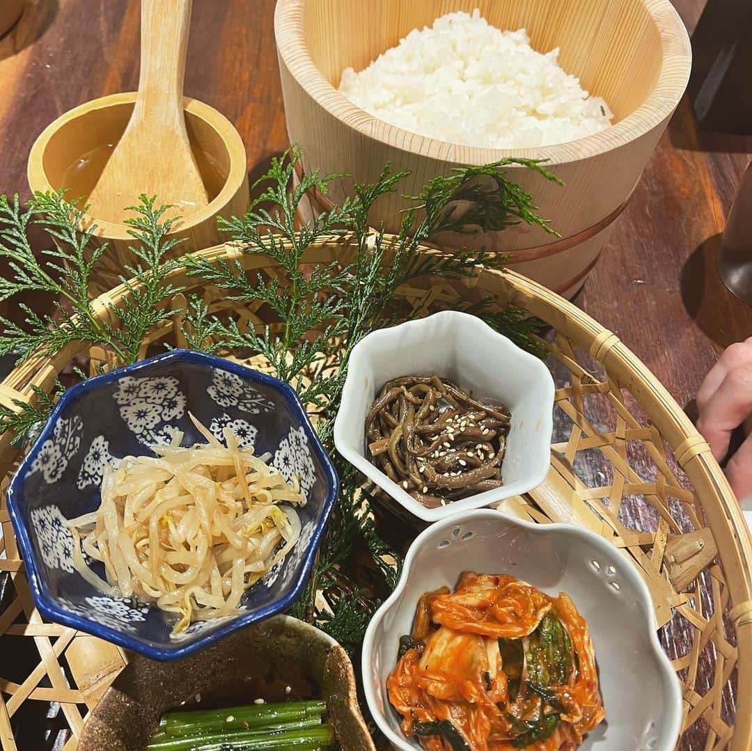 おりささんのインスタグラム写真 - (おりさInstagram)「. 前に沖縄にある牛とろ焼きしゃぶ専門店  #十二松六左衛門 ( @rokuzaemon_naha )で 食べたお肉が美味しすぎて感動して、 系列店が名古屋にあると知って 家族と親戚みんなで食べに行ったよ🥺  名古屋駅からすぐの #三代目脇彦商店名古屋別邸 ✨ @sandaime_nagoya ✨  入ってすぐ有名人のサインがたくさん😳  すべての席が半個室でした💓  店内は【禁酒禁煙】  「肉そのものの味に向き合い、味わってもらいたい」 という想いがあるみたいです✨  コースのお料理は全部美味しくて 見た目も芸術的でインスタ映え✨✨  1番びっくりしたのが 蜂の巣を席まで持ってきてくれて お肉にかけるソースを目の前で 作ってくれたこと🍯🐝  また絶対行きたい🥺🔥  #三代目脇彦商店#愛知グルメ#名古屋#名駅#名駅グルメ#名古屋焼肉#名駅焼肉#グルメ女子#名古屋グルメ#グルメ#名古屋ランチ#名古屋ディナー#夜ご飯#焼肉#会員制#会員制焼肉#ハチミツ#蜂の巣#禁酒禁煙焼肉#禁酒#禁煙#黒毛和牛#焼肉ディナー#肉スタグラム #カルビ#タン#ホルモン#ユッケ」5月21日 19時58分 - orisa_0510