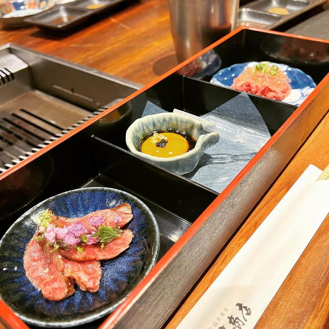 おりささんのインスタグラム写真 - (おりさInstagram)「. 前に沖縄にある牛とろ焼きしゃぶ専門店  #十二松六左衛門 ( @rokuzaemon_naha )で 食べたお肉が美味しすぎて感動して、 系列店が名古屋にあると知って 家族と親戚みんなで食べに行ったよ🥺  名古屋駅からすぐの #三代目脇彦商店名古屋別邸 ✨ @sandaime_nagoya ✨  入ってすぐ有名人のサインがたくさん😳  すべての席が半個室でした💓  店内は【禁酒禁煙】  「肉そのものの味に向き合い、味わってもらいたい」 という想いがあるみたいです✨  コースのお料理は全部美味しくて 見た目も芸術的でインスタ映え✨✨  1番びっくりしたのが 蜂の巣を席まで持ってきてくれて お肉にかけるソースを目の前で 作ってくれたこと🍯🐝  また絶対行きたい🥺🔥  #三代目脇彦商店#愛知グルメ#名古屋#名駅#名駅グルメ#名古屋焼肉#名駅焼肉#グルメ女子#名古屋グルメ#グルメ#名古屋ランチ#名古屋ディナー#夜ご飯#焼肉#会員制#会員制焼肉#ハチミツ#蜂の巣#禁酒禁煙焼肉#禁酒#禁煙#黒毛和牛#焼肉ディナー#肉スタグラム #カルビ#タン#ホルモン#ユッケ」5月21日 19時58分 - orisa_0510