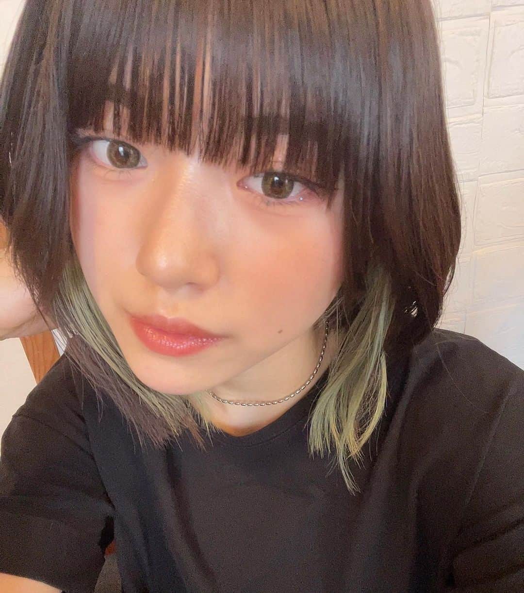 沢村りさのインスタグラム：「お久しぶりのからこんこん🦊 ⁡ ⁡ ⁡ #Lilyofthevalley #リリバリ #沢村りさ #カラコン #オリーブ #緑 #ボブ #インナーカラー #メイク #ブラウンメイク」