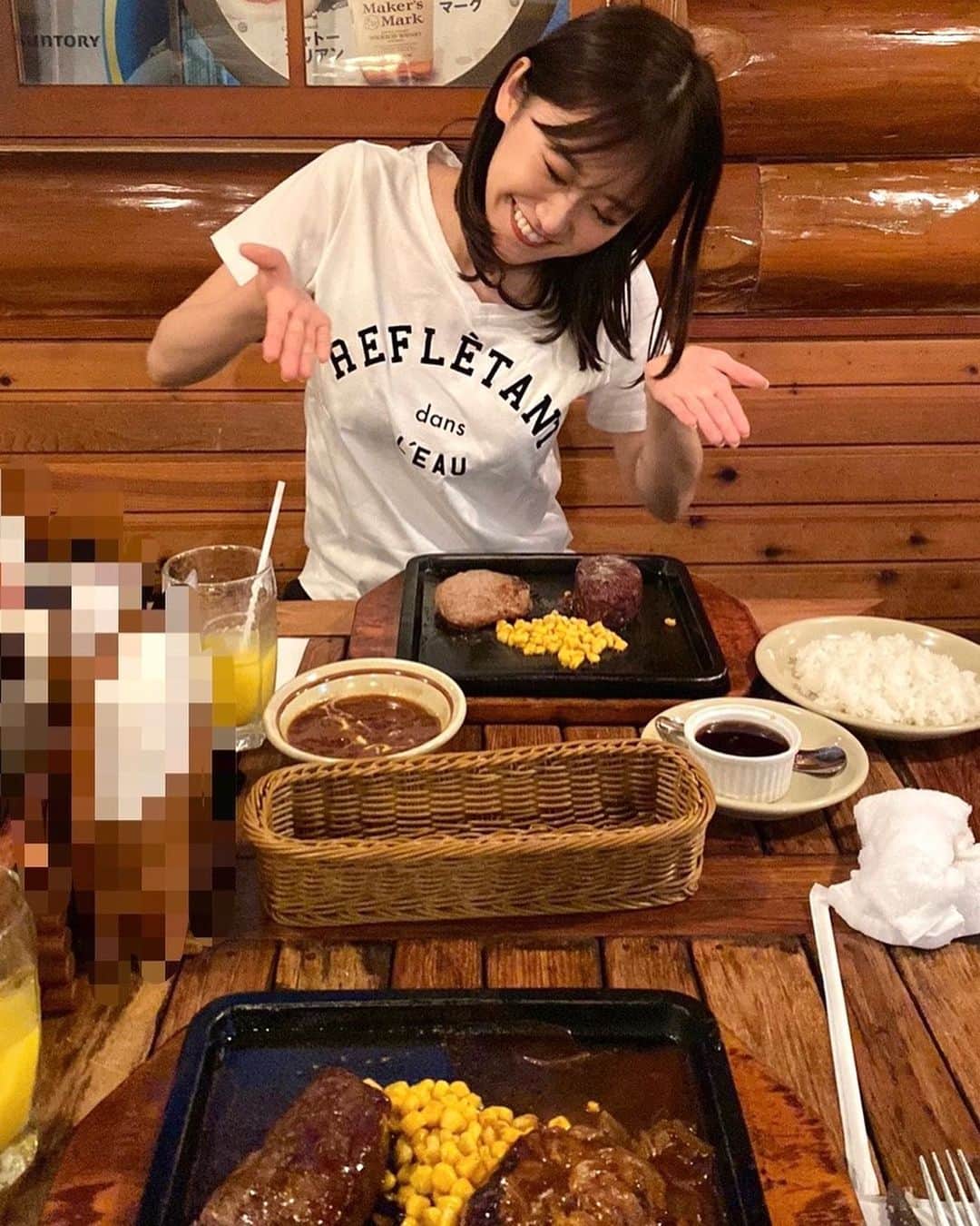 嶺百花のインスタグラム：「鉄板の上でじゅ〜と音がする、熱々のうちに食べたくて。写真をチェックせずに食べ始めたら、2枚目、ぶれてました😅　美味しかったです😊」