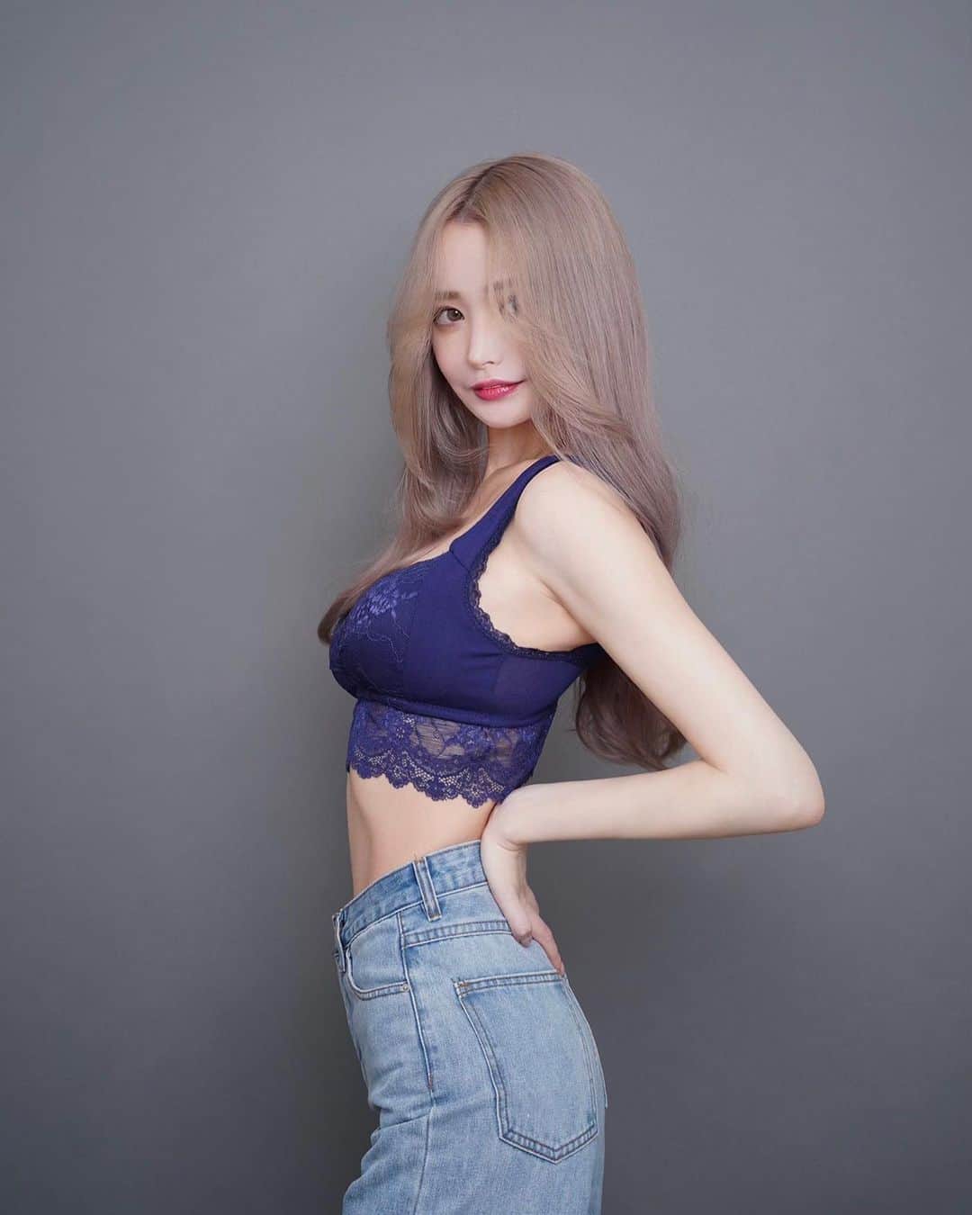 吉見衣世のインスタグラム：「ラクラクナイトブラ生活♡  ナイトブラ【ラクシア】 今回はネイビーにした💙💙  安定に可愛くてつけ心地が楽チンで最高！！ 締め付けられるの嫌いだからお出掛けする時もつけてる時ある🤣✨  同じような人いるかしら？？🥺💓笑  @tu_hacci  #ナイトブラ#キャミソール#ブラトップ#かわいい#女子力#春コーデ#女子力アップ#ルームウエア#ルームウェア女子#バストケア#部屋着#パジャマ#ナイトウェア#ブラジャー#ツーハッチジョシ#tu_haccipic#タイアップ」