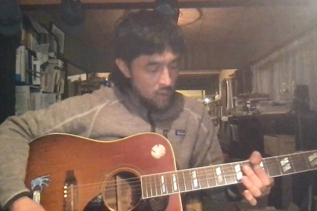 三宅洋平のインスタグラム：「Writing a new song... Now,what lyrics shall i put on it?  何処かのリッチマンを英雄視する向きもあるけど  俺が基本的に誰も支持してない理由は IT寡頭勢力(GAFAなど) であっても ロスチャイルド系であっても そこの権力闘争にいかなる逆転が起きていたとしても  その絶大な権力や資本を  戦争を止める事に 全力で使っているように見える人(勢力)がいないからです。  今のところ。  そんな簡単な事じゃないのは承知だけど  唯一の希望は 意見や立場や見解の相違はあれど、 それでも地球の人間の圧倒的多数が  たくさんの誰かが無惨に死ぬような事態をまったく望んでいないと言う 事実です。  #犬式 #inushiki #三宅洋平  #yoheimiyake #guitar #acoustic #making #band #japanese #worldpeace」