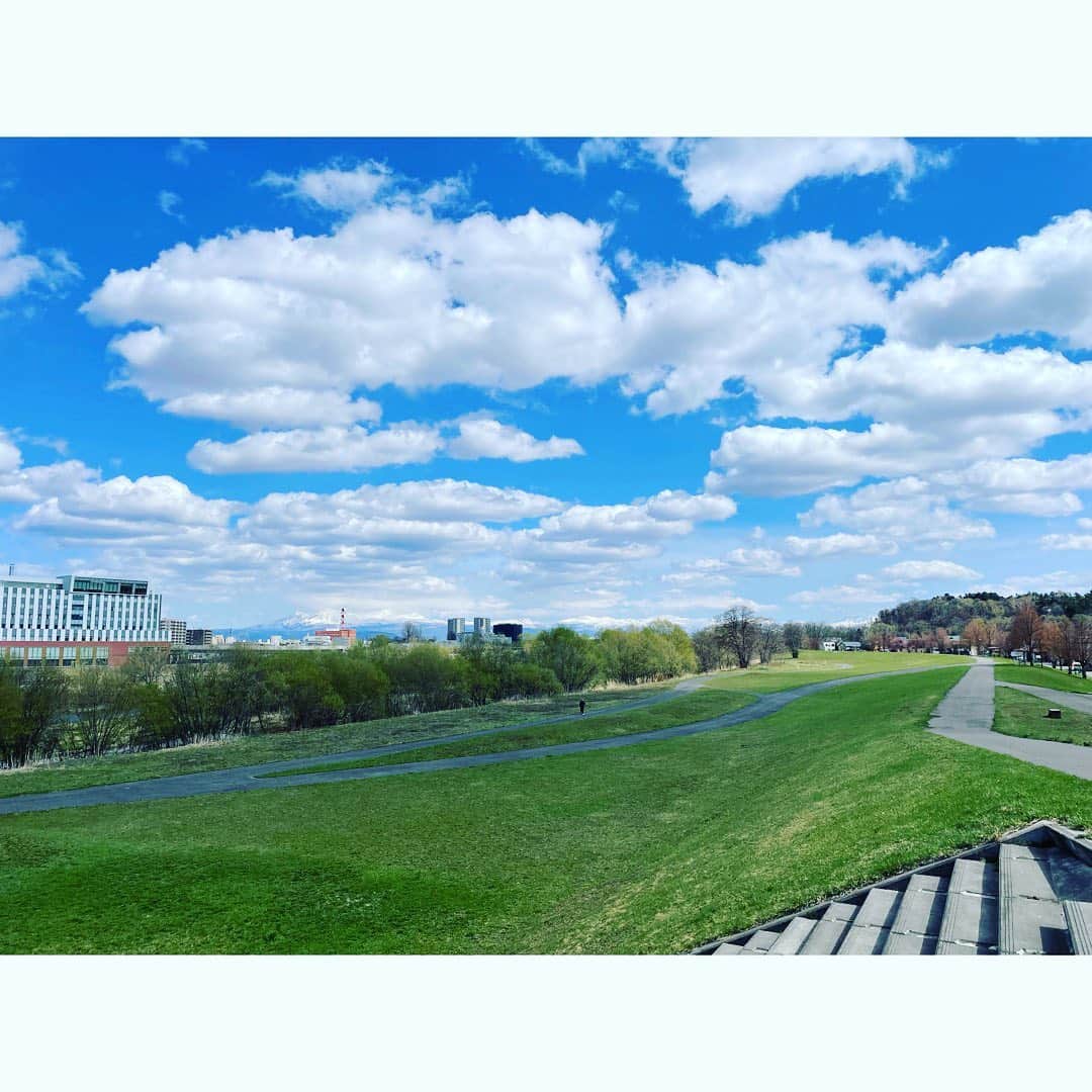 柴咲コウのインスタグラム：「撮影続きの間は…東京と北海道を行き来するレトロワグラースのスタッフから送られてくる写真で四季を知る🌸   写真は忠別川河川敷の景色 すっかり春だね🍃  遠くに見える山々はまだ少し雪化粧。春と冬が共存する風景も北海道の好きなところ。  あ〜早く春野菜づくりをしたい🥕☺️  #北海道 #忠別川 #二拠点生活 #北海道プロジェクト #レトロワグラース #菌ちゃん先生 #元気野菜づくり」