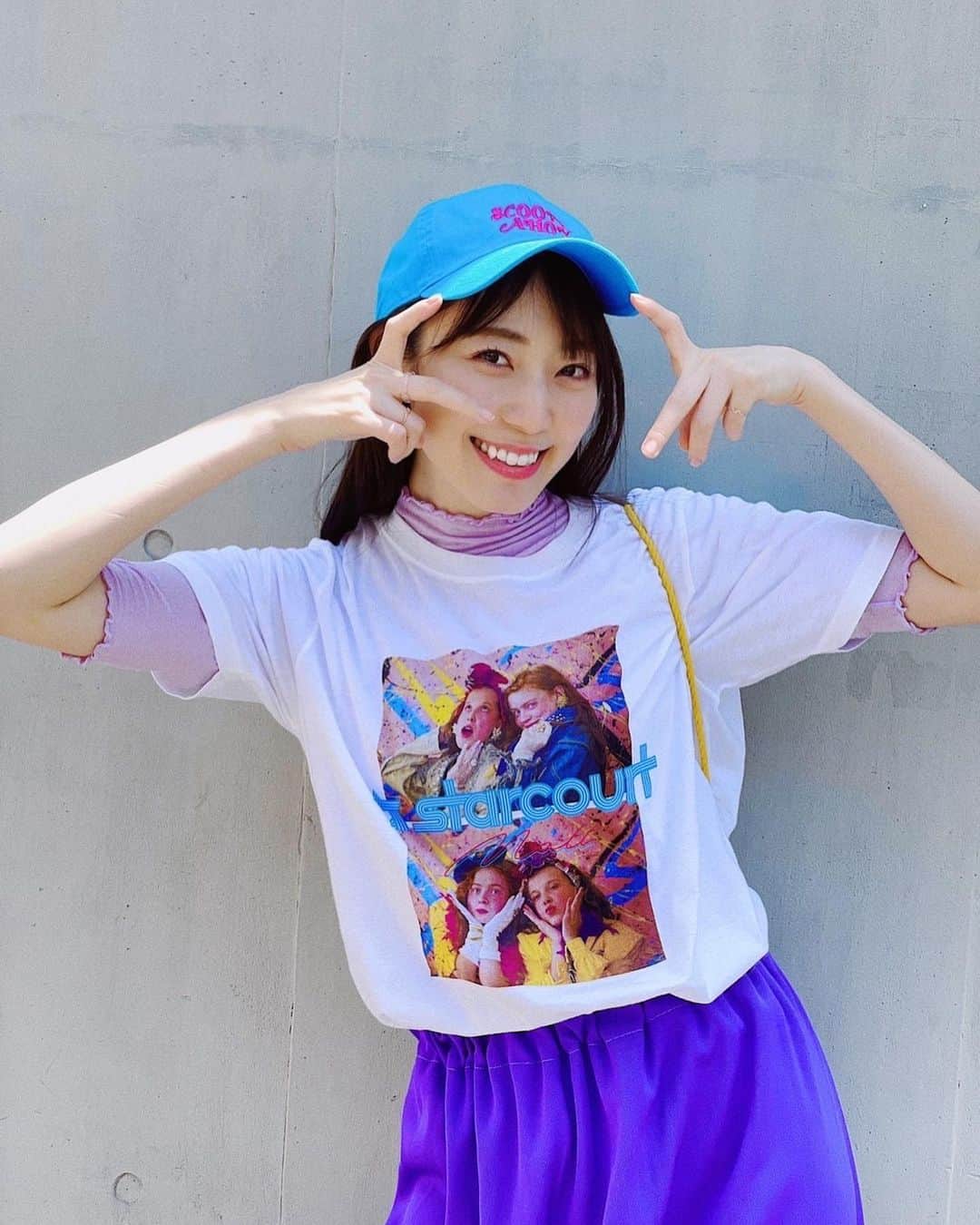 松井咲子のインスタグラム：「ストレンジャーシングス4楽しみコーデ 別ver.  #strangerthings4 #cap#も#tshirt#も #strangerthings  #netflix  #ちなみにこのイケてるパープルスカートはマブが作ってくれました #内藤好美#ちゃん @_ko._.no_  #カラフルコーデ #さきT #過去の映画tシャツここから観られます」