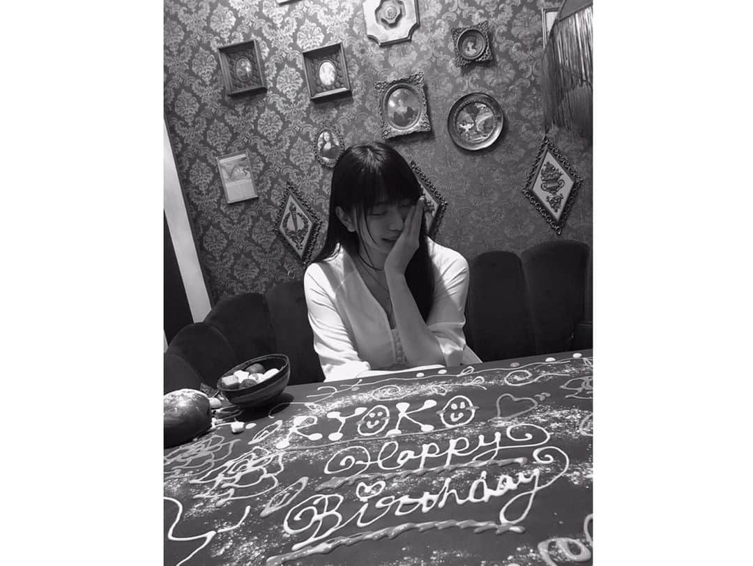 のインスタグラム：「.I turned 29 today🐉 DMにて誕生日メッセージ送ってくださった方々 そのメッセージが何より幸せなプレゼントです！ 送って頂けてたこと嬉しすぎます！ ありがとうございます🧸✨  というわけで、 本日で29歳になりました。  今週の頭まで自分でも忘れていた上に 今年で30歳になると思っていたので 29歳留年の気分です笑  昨日は28歳最後の1日をなるさんと過ごし、 素敵なお祝いもしてもらいました🥺  そして今日は毎月行っている好きな 神社だけ目的として行った後、 ずっと1人でフラフラと過ごしてました😂  今日はそんな変わらない日常でしたが、 外に出るタイミングで全部雨が上がってくれて 傘を持っていたのは無駄になりましたが 結果いい日？ということにしておこうかなと🌱  (今年こそ)20代最後の1年なので 気合いを入れ直して 私らしく頑張ろうと思います。  Thanks always with love🌹」