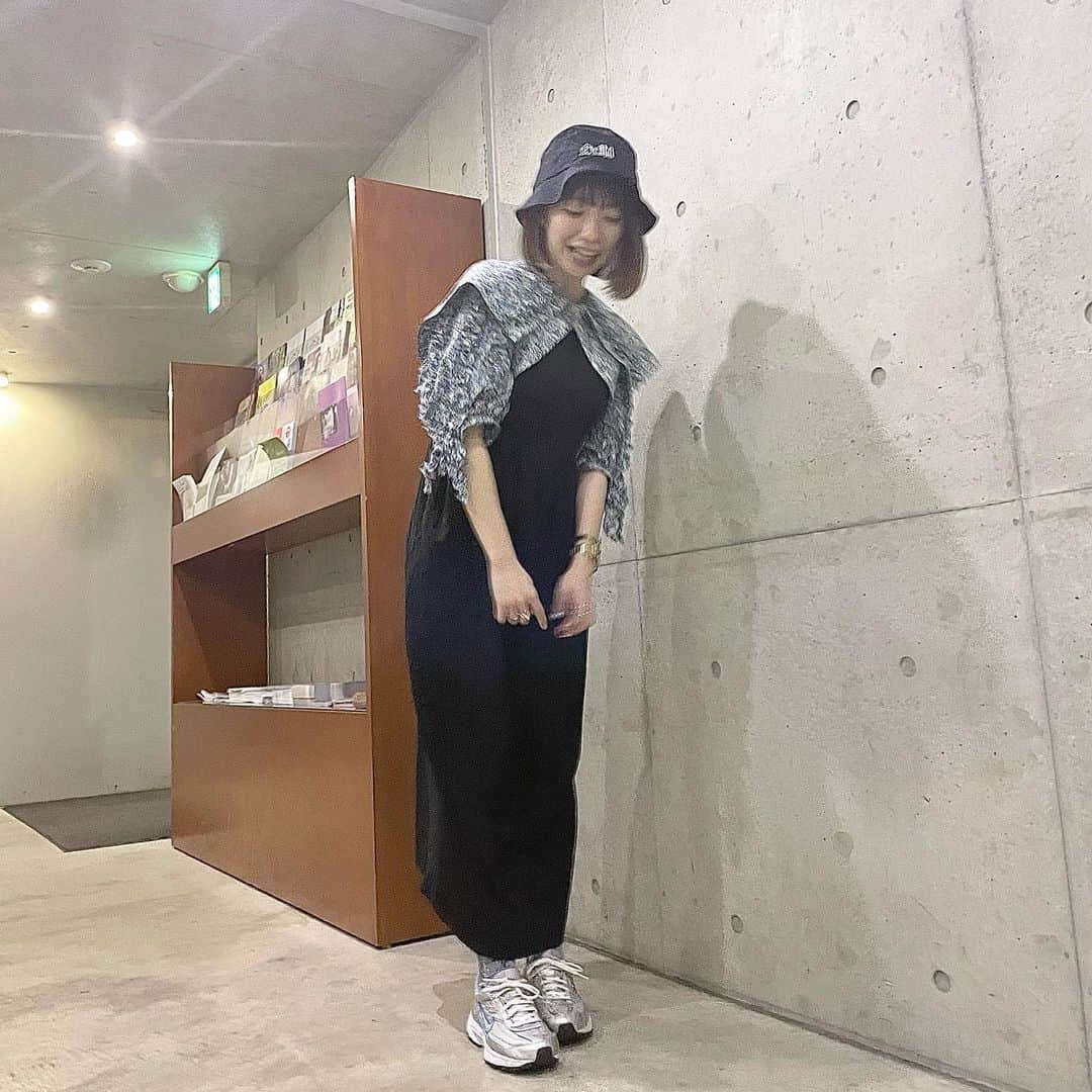 ぱいぱいでか美のインスタグラム：「この前イベントで着てた服 . poffのノースリーブワンピース早く着たくて でもまだノースリーブ寒いよな〜と思って rurumu:のつけ袖？つけ襟？を重ねました〜📚 この日の気温的にもちょうどよかった🫶🏻 最近はフラッシュ焚いて外カメで撮るのが流行りと聞きましたが本当ですか？ 全部受け入れてどんどんやってみますからね私は！ ブレスレットは絵恋ちゃん @aiueren125 からの誕プレ🖤 気に入らなかったら付けなくていいよ 家帰ったら壊して捨てていいからねって言ってた 愛情表現独特すぎて愛おしいです。 気に入ってるに決まってるのでめちゃくちゃ付けてます🖤 . #rurumu #poff #nike #milkboy #でか美ちゃん #衣装のでか美 #私服のでか美 ↑前の投稿も含めてハッシュダクちまちま整頓しようと思います！ (ひとりごとでか〜)」