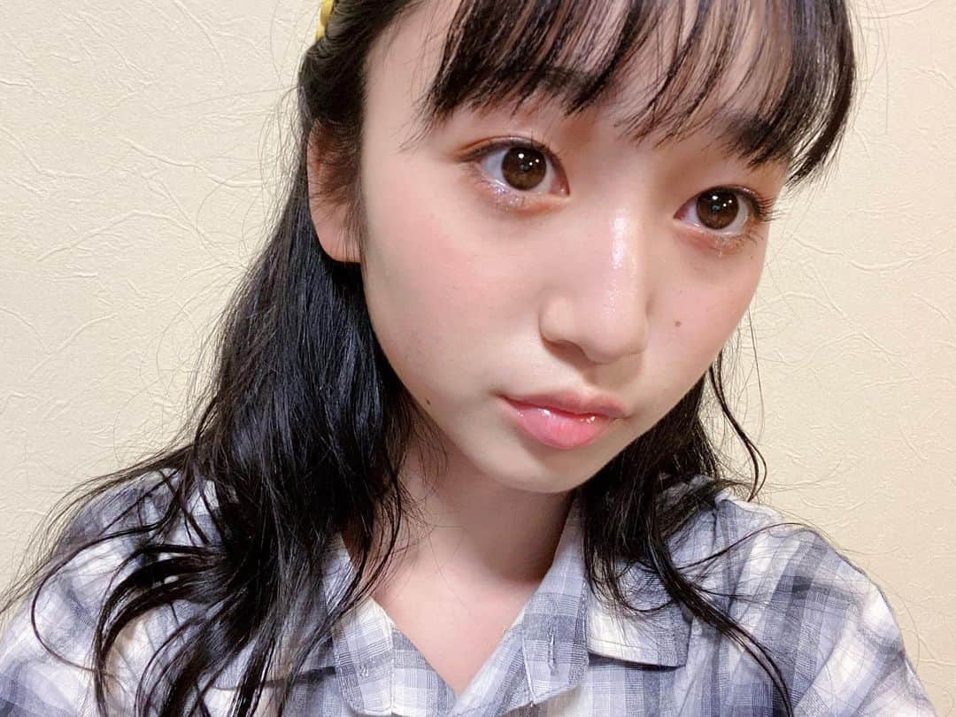 横溝菜帆のインスタグラム：「.  メイクを教えてもらいました。 初めてのキラキラメイク💗✨  なんだかすごく嬉しい🥰  #横溝菜帆 #キラキラメイク」
