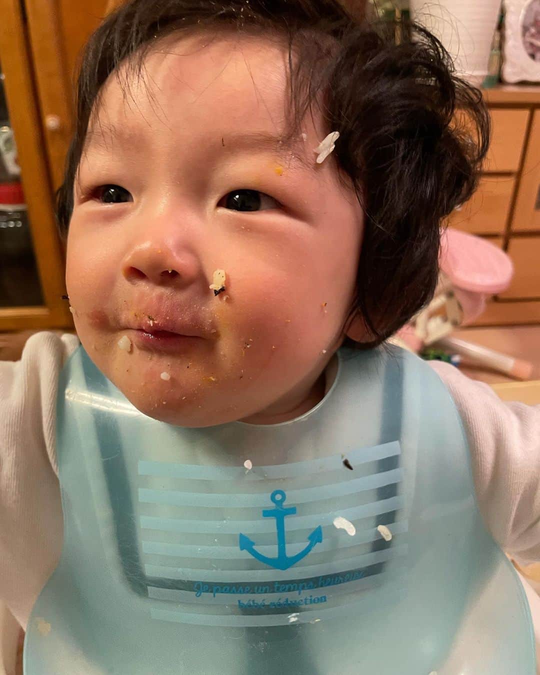 大本梨帆さんのインスタグラム写真 - (大本梨帆Instagram)「生後11ヶ月❤️ 来月1歳とか早すぎる🥹💓 保育園通い始めて年中鼻垂れてるし、すぐ風邪ひくし、私も復職して毎日バタバタな日々だけど順調に育ってくれて周りの人たちに感謝しかない1ヶ月でした😊 みなとはハイハイのスピードも早くなって伝い歩きも上手になって止まることがなくひたすら動き回って相変わらずイタズラし放題なヤンチャ坊主です👶🏻❤️ 笑顔の絶えない子でどんなに疲れててもみなとの笑顔をみると元気になれる☺️💗 いつもたくさん笑ってくれて幸せをくれてありがとう！！ 来月でついに1歳！！ どんな子に成長していくのか楽しみです✨ #生後11ヶ月 #生後334日 #男の子コーデ #赤ちゃんコーデ #むすこーで #6月生まれベビー #夏至生まれ #令和3年ベビー #令和3年生まれ #男の子ベビー #男の子ママ #新米ママ #親バカ #親バカ部 #成長記録 #赤ちゃんのいる生活 #新米ママと繋がりたい」5月21日 22時36分 - riho1129____