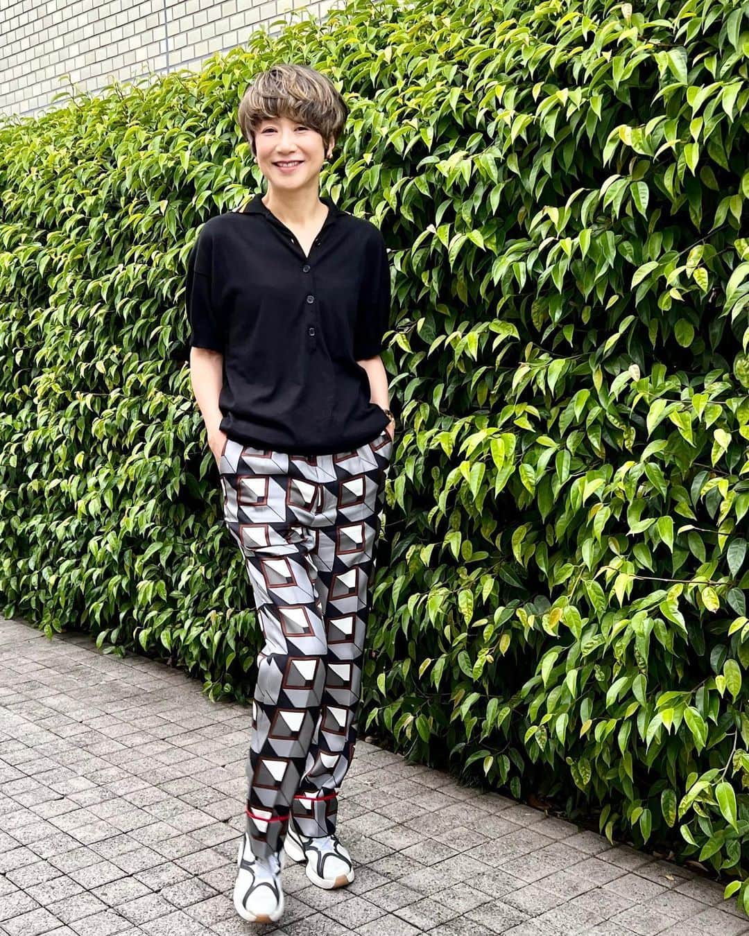 黒田知永子のインスタグラム：「. パジャマパンツ好き ニットポロ好き  このパンツはMEN'Sでウエスト大きめですが、全体的にゆるっとした感じで履いています。 おじさん化進行中…😨  #ニットポロ クタッとするのが好き #パジャマパンツ  #黒田知永子 #chiekokuroda   ブランドは画面をタップしてね！」