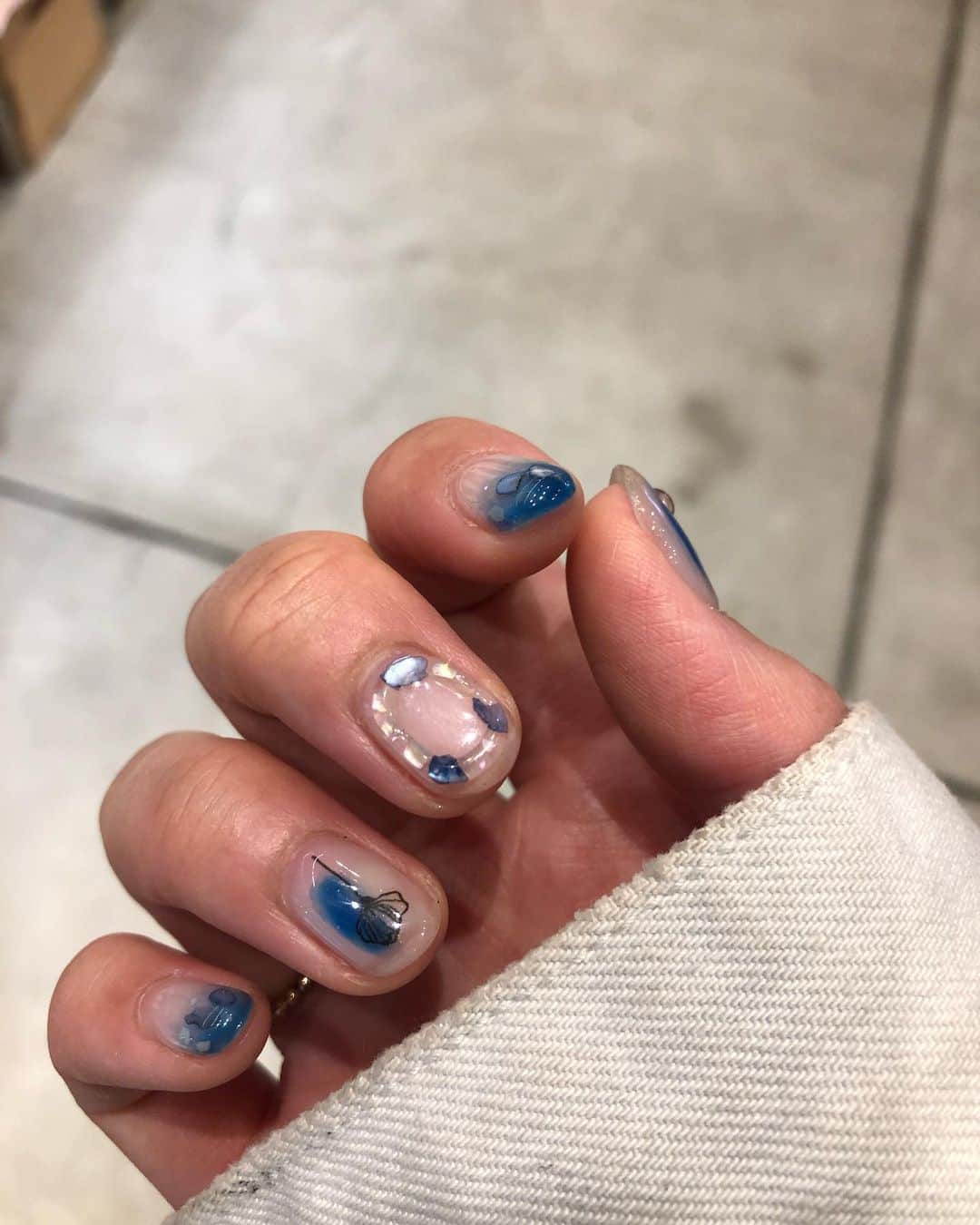 のインスタグラム：「何を思ったかめちゃくちゃ久々にネイルをしてみてる最近です。  最新は2枚目の‥ （言わないと誰も気づいてくれない） 宝塚の組カラー‼️  そしてなんと！飛び飛びでマット仕様！！ （これは自分でもどの指かマット仕様かわからなくなる😂）  ふふ‥ いつまでつづくことやら‥  #💅」