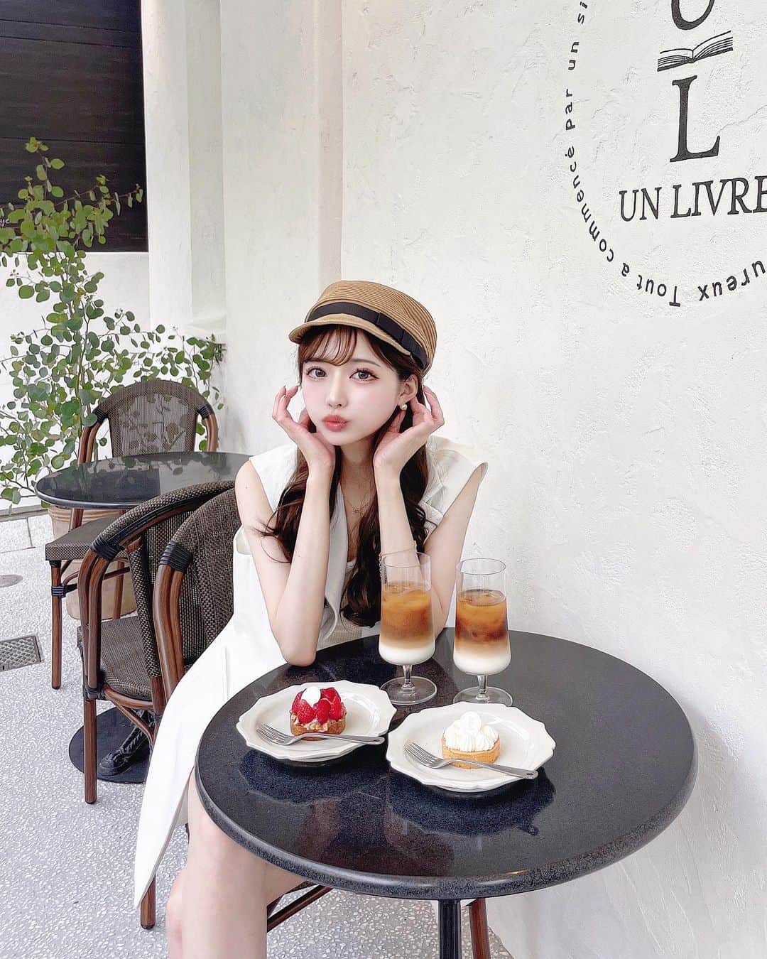 のインスタグラム：「パリっぽカフェ☕✧ めちゃオシャレだった🕊‪𓂃 𓈒𓏸◌‬  カフェに合わせてホワイトコーデに acymのおにゅー帽子🌼 ｶﾜｲｲでしょ🌷🌷 👒 @acym_official  このホワイトジャケットセトアは #grl のなの🤍🤍夏ぽくて良き🤍  #unlivercanada #チカバカフェ  #池尻大橋カフェ #池尻大橋  #渋谷カフェ #ホワイトコーデ #オールホワイトコーデ #キャスケット #acym #麦わら帽子 #大人カジュアル #ローファーコーデ #グレイル #グレイルコーデ  #ジャケットコーデ #セットアップコーデ」