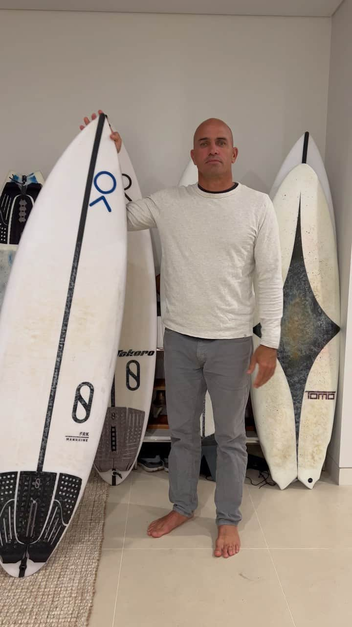 ケリー・スレーターのインスタグラム：「Australia board quiver 2022. It’s a long one, 12 mins or so, for those of you interested in talking design theory. I love geeking out on ideas and wish there were 10 of me to try all the ideas I have so here are a few of them. I’m also tagging a few people I mention in here as they’ve given me ideas along the way. 🤙🏽」