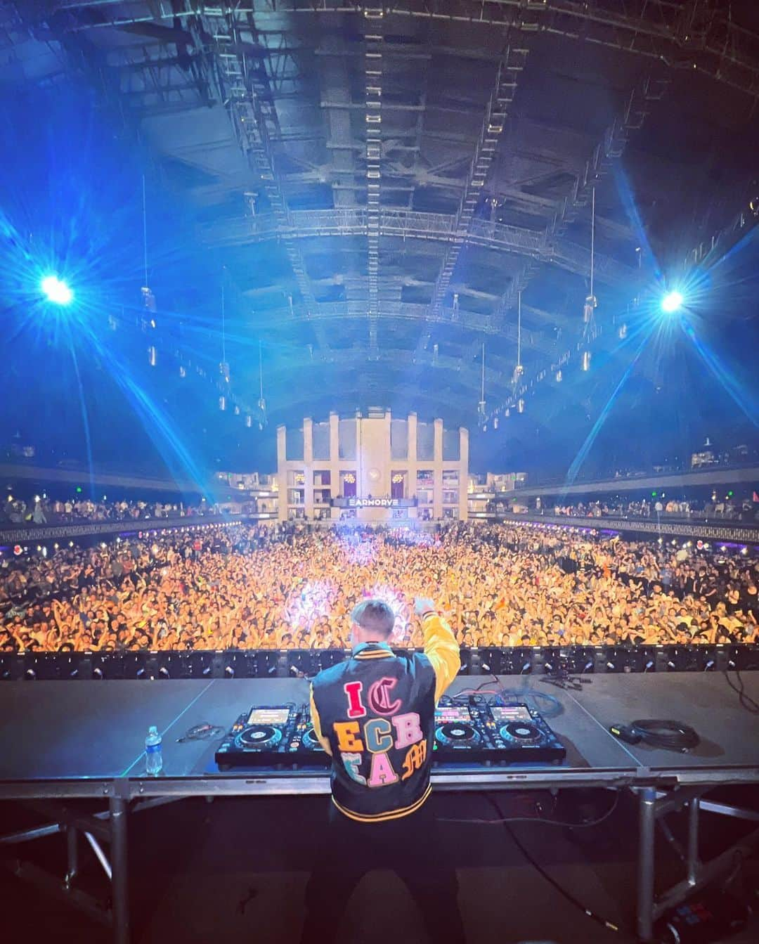 マット・ステファニーナさんのインスタグラム写真 - (マット・ステファニーナInstagram)「From producing in my bedroom to playing my music for 8k people in this iconic venue.  What a journey it’s been 🫶🤯」5月21日 23時16分 - mattsteffanina