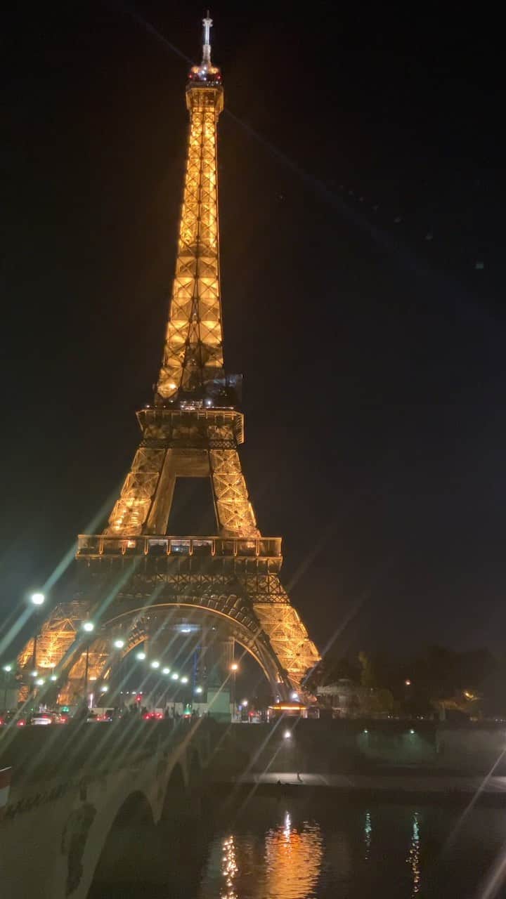 ふかしのインスタグラム：「1日1回午前1時のライトアップ #towerofeiffel #paris #diamondflash」
