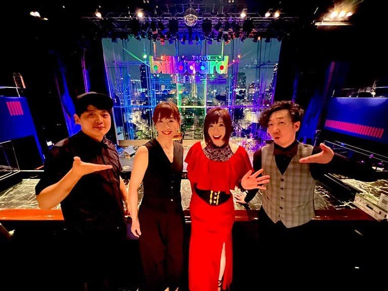 鈴華ゆう子のインスタグラム：「本日は、鈴華ゆう子Billboard Live Tokyoソロライブありがとうございました。 本当に幸せ空間でした。最高に楽しかったー！たまちゃん、はっすー、りょんちゃんもありがと！またやりたい！ みんなの感想お待ちしてます♡ 【セットリスト】 1.うたいびと 2.シンクロニシティ 3.Someday my prince wil come 4.接吻 5. 1st stage 背中合わせ  2nd stage カンパニュラ 6.  1st stage カンパニュラ（チェロ内田麒麟ゲスト） 2nd stage 戦火の灯火（神永大輔飛び入りゲスト） 7.りんご追分 8.連弾パフォーマンス「チャルダッシュ」 9.月下美人  10.Dark Spiral Journey [アンコール] 11.三線弾き語り「童神」 12.新曲「泥棒猫」   #JAZZY_NIGHT2022  #鈴華ゆう子  #ジャズっぽ」