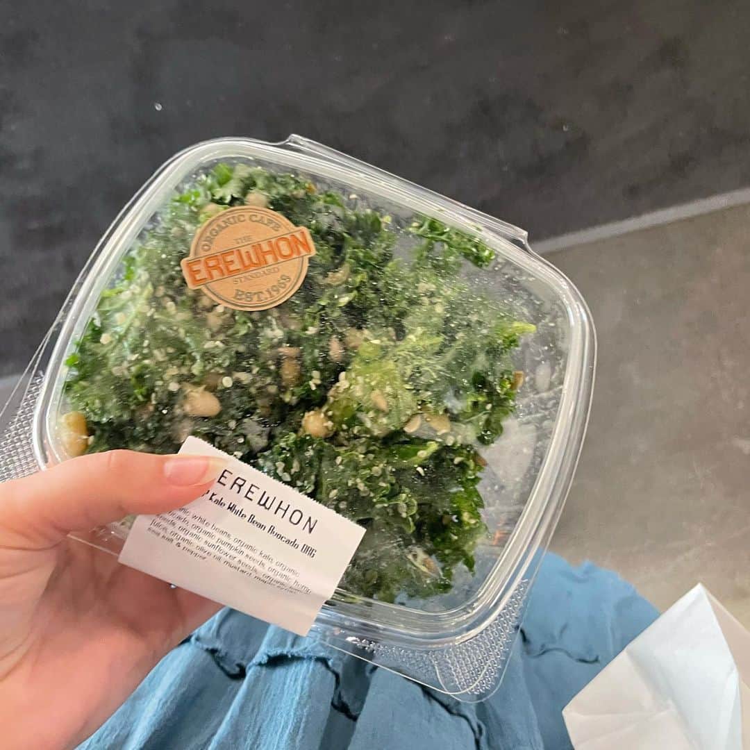 アンジェリーナ・ダニロヴァのインスタグラム：「I went to LA to try this kale salad and came back. P.s. all plastic was recycled🫶」