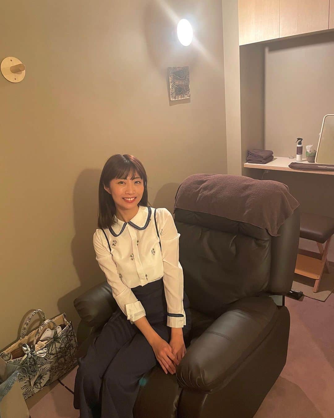 のインスタグラム：「. . デスクワークの仕事をしているので、 本当に肩凝りと頭の凝りが酷くて、悩んでます(´･ω･`) ⁡ デスクワークしてる人どうやってこういうの改善してんの？？ 目の疲れも凄いし、ずっと座ってるから腰もやられるし…とりあえず全身凝りだらけよ？笑 ⁡ ってことて… 頭の凝りが最近酷かったので、 ドライヘッドスパをしてもらいに、中野にある @andnap.nakano2022  さんのところへ行ってきました🙌🏻 ⁡ じっくりコリをほぐしてもらって気持ちよかったです😌🙏🏻✨ スッキリ٩̋(๑˃́ꇴ˂̀๑) ⁡ ありがとうございましたっ！！🙇🏻‍♂️ ⁡ ⁡ できることならマッサージは毎日行きたいなぁ、、、笑 いや、なんならマッサージされながら仕事したいな〜🥹🥹笑 ⁡ ⁡ ⁡ PR #andnap #ドライヘッドスパ専門店 #ヘッドスパ専門店 #ドライヘッドスパ #頭ほぐし #癒し #デスクワーク #instalike #instamood  #ootd #东京 #扎心了 #ow #맞팔 #instapic  #팔로우미 #instaphoto #instagravure #girl #follow #followme #グラビア #japanesegirl #selfies #gravure」