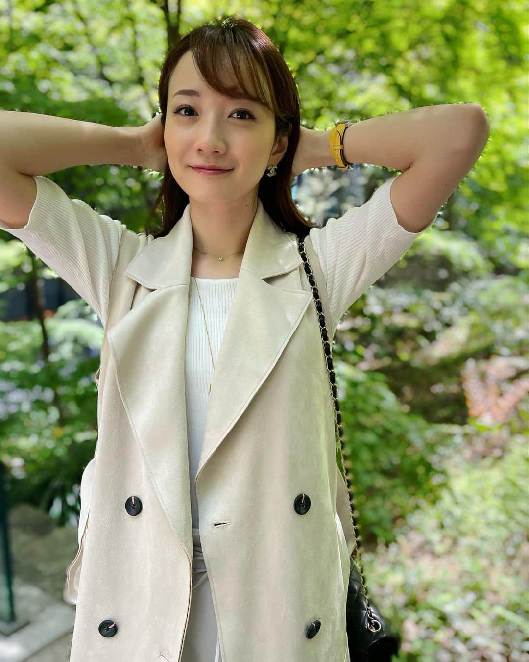 松原江里佳さんのインスタグラム写真 - (松原江里佳Instagram)「🍀 都心にも自然豊かな場所があるから お散歩が気持ちよいです🥰 この日はホワイトコーデ。 ❤︎ FMヨコハマ 「COLORFUL KAWASAKI」 本日18時15分〜放送です🥰 ☘️ ☘️ そして🎵 毎週月・木の朝8時〜 最新エピソード配信中です stand.fm 「松原江里佳のちょっとお時間よろしいですか？」 ❤︎ ❤︎ いつでもどこでも何度でも聴けるラジオ「stand.fm」 アプリダウンロード&番組フォローをお願いします🥰 あなたの生活を、ちょっとだけ楽しく。 皆様からのレター📩お待ちしてます ❤︎ ❤︎ #大手町 #テラス #カフェ #ホワイトコーデ  #standfm  #松原江里佳  #松原江里佳のちょっとお時間よろしいですか  #川崎 #横浜 #fmヨコハマ #colorfulkawasaki #キャッチコピー #広告 #pr #フォトライター #radio #radiko  #でこ #スターダスト #フリーアナウンサー #아나운서　#카페」5月22日 9時50分 - erika_matsubara