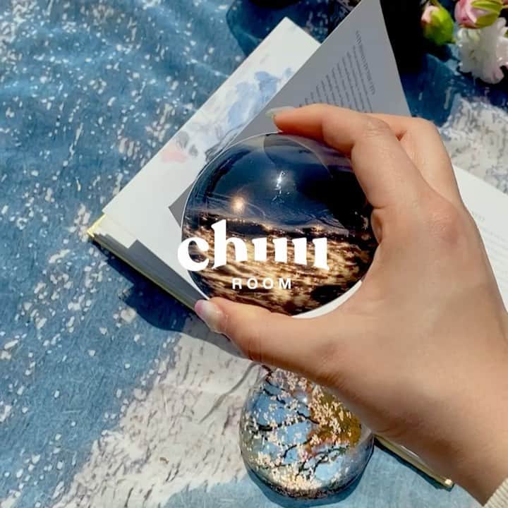 Chuuのインスタグラム：「CHUU ROOM☘️  Made By chuu 다시 오지 않을 지금• 이 순간의 계절을 담습니다.  Chuu Room 2022 S/S New Item ✔️PaperWeight, Challan ✔️FabricPoster , Challan  #chuu#chuu_room#츄룸 #paperweight#fabricposter」