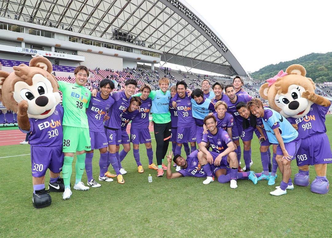 塩谷司のインスタグラム：「+3  もっと観に来てくれた人達がサンフレッチェのサッカーって面白いと言ってもらえるようにこれからもがんばります！そして次は決めます！ #sanfrecce」