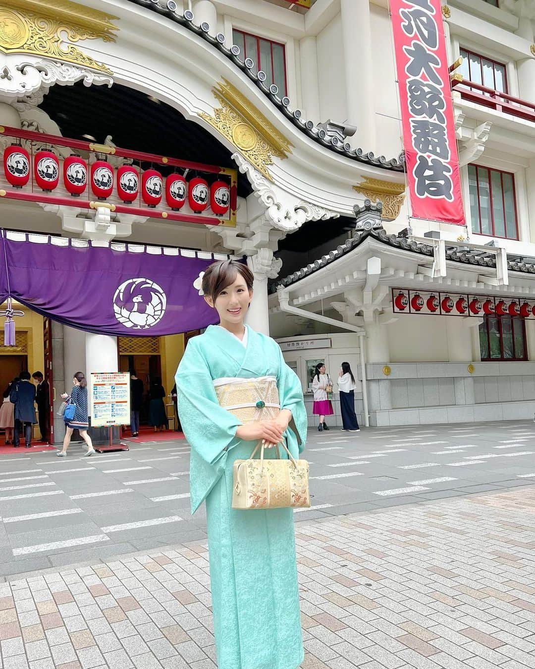 谷中麻里衣のインスタグラム：「Kabuki in kimono 👘  5月大歌舞伎🌸 ◆まずは【暫〜しばらく】を観劇😊 罪のない人たちが処刑されかけたところで、市川海老蔵さん演じる鎌倉権五郎が「しばらくー」と言いながら現れ、ストップをかける勧善懲悪のお話✨ 先日いった日本の伝統芸能展で展示されてた衣装の演目を見られて嬉しかったです🥰 ◆続いての演目は【土蜘〜つちぐも】🕸 病人の祈祷にきた僧侶が、実は蜘蛛の精だったというファンタジー😮 蜘蛛の振り付けや糸が本当によくできていました🕷 中村時蔵さん演じる侍女の胡蝶が扇子を使って踊るシーンが美しくて💕 能についてと着物の所作を学ぶミス日本の勉強会で扇子を持って表現する難しさを痛感したので、よりありがたみがありました🥺  5月なので新緑を意識したお着物で🍀 宝箱や桜まで楽しめて、よき週末でした🌸  #歌舞伎#五月大歌舞伎#着物#色無地#麻里衣きもの#麻里衣歌舞伎」