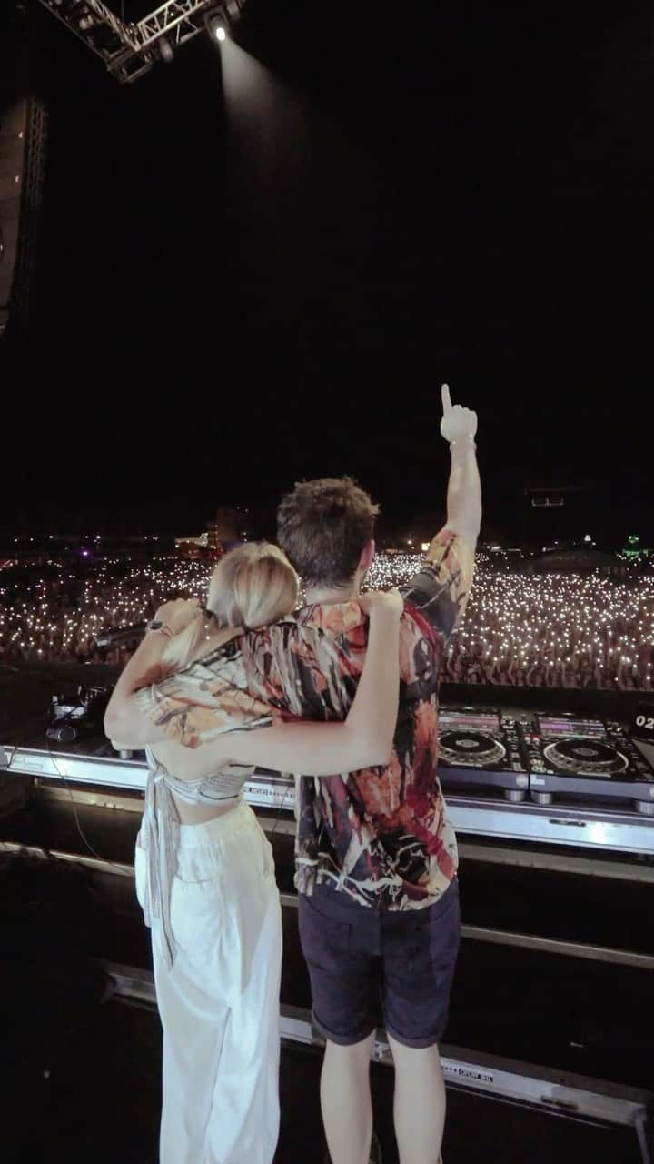 ゼッドのインスタグラム：「When someone is down, we pull them back up!!! I met the wonderful & strong @helen_bender and learned that she’s going through a difficult time so I invited her to experience the show from the stage and decided to bring her up for Alive. Not gonna lie, I haven’t cried this much in a while 🥹. Thank you @helen_bender for making this night so special ♥️.  🎥: @chrisyoder」