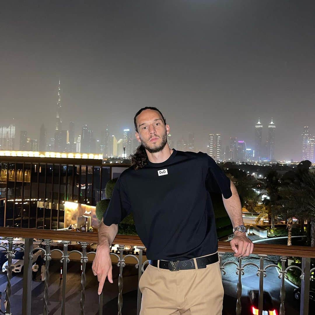 マテオ・パヴロヴィッチさんのインスタグラム写真 - (マテオ・パヴロヴィッチInstagram)「VreLe noći Dubaija 🔥 #dugeKoseNosili」5月22日 3時17分 - matteo4pavlovic
