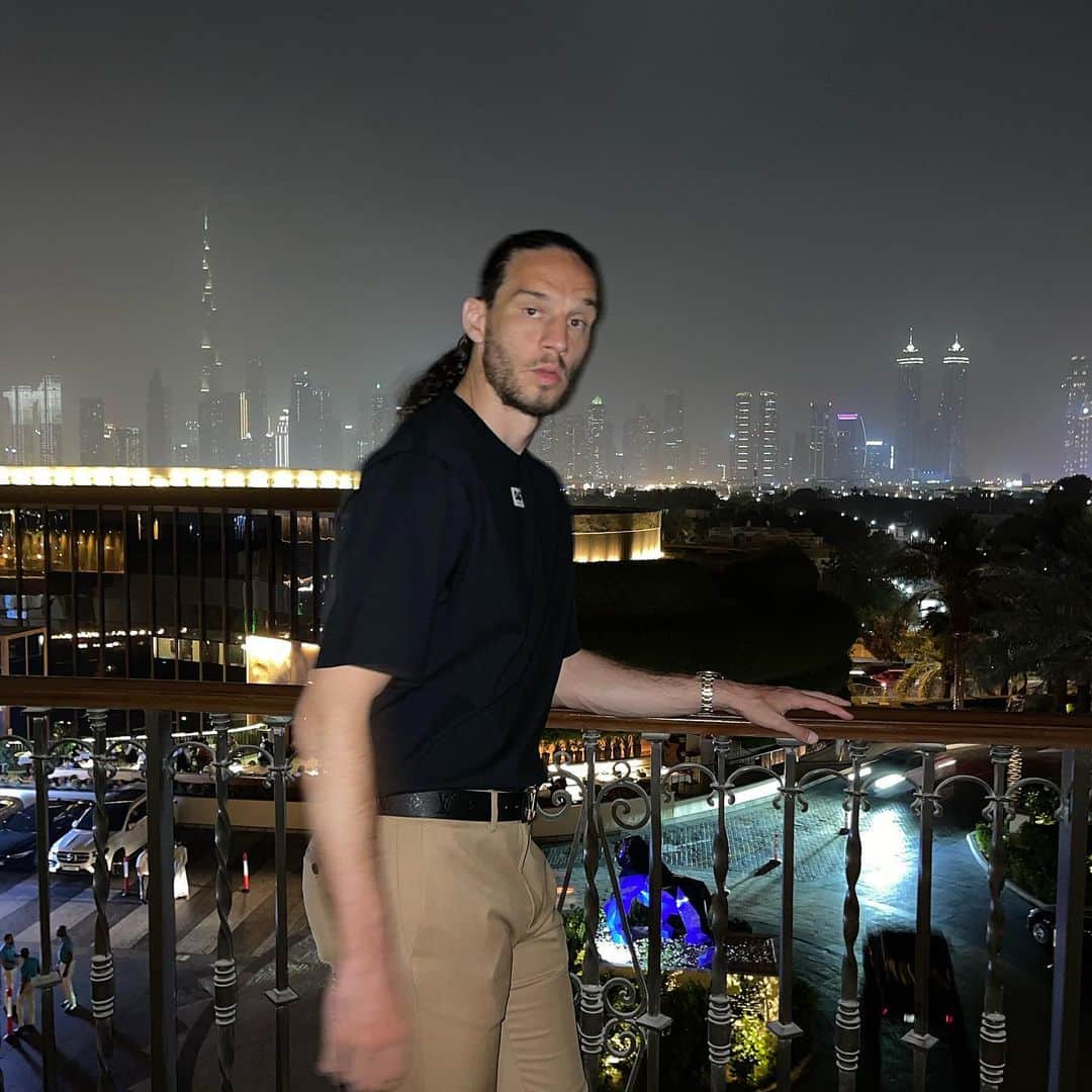 マテオ・パヴロヴィッチさんのインスタグラム写真 - (マテオ・パヴロヴィッチInstagram)「VreLe noći Dubaija 🔥 #dugeKoseNosili」5月22日 3時17分 - matteo4pavlovic
