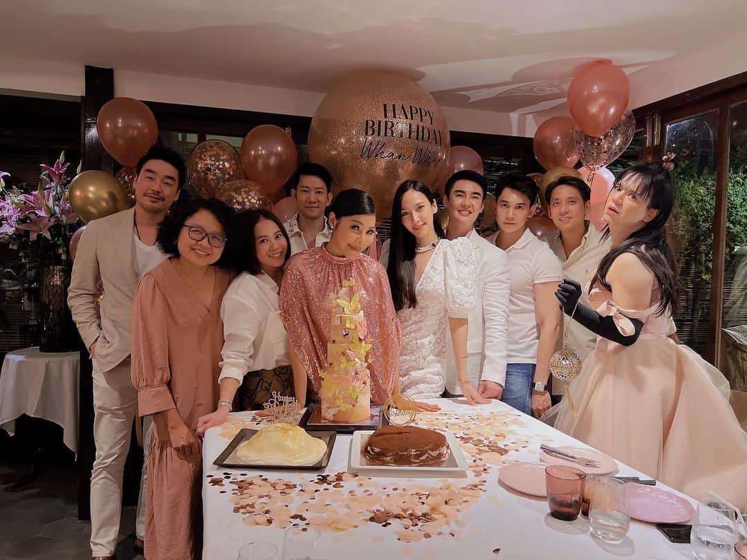 アム・パチャラパーのインスタグラム：「มีความสุขมากๆนะค้าาา ❤️ @whanpavarisa เพราะรักจึงมาหา และเดือนธันวาเราไปเที่ยวกันนะ😘」
