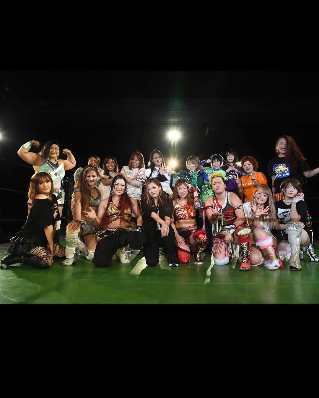 のインスタグラム：「. 金曜日はフリーランスサミットNOMADS'をご観戦頂き、ありがとうございました。 全5試合、出場選手全員怪我なく無事に大会を終えることが出来ました。 . チケットは大会前から完売満員札止め。 私はどうしてもプロレス界から離れていた期間が長かったので、 あまり近年のコロナ禍におけるプロレス界の情報に疎かったんですが、 新宿FACEが満員に埋まる事はここ最近ではあまり無かったそうです。 . 2月の開催発表会見時、 私は「完売札止め以外は成功ではない」と大口を叩いてしまいました。 それはあくまでも自分のケツを叩く為の言葉だったんですが、 会場に足を運んでいただいた皆様のおかげで、その目標をなんとか達成する事が出来ました。 また、会場には来れなくても、 配信にて画面の向こうから応援頂いてた方々も多くいます。 改めてこの度はチケットをご購入頂き、 皆様のお時間をNOMADS'に与えてくださり、本当にありがとうございました。 . . 大会の方は全体を通して、非常に盛り上がりました。 出場選手、大会を円滑に回していただいたスタッフ陣のおかげですが、 なによりもあの熱気を作ってくれたのは ただ純粋に楽しんでくださったお客様のおかげです。 . お客様が楽しんでくだされば、選手も楽しくなり、会場はもっと盛り上がる。 その相乗効果があの会場内の雰囲気を作り出してくれました。 . 私がNOMADS'を立ち上げた理由はいくつかあるけど、 その一つはもう一度興行を開催した後の興奮や達成感を感じたかったからです。 今はその心地の良い余韻を味わえています。 やっともう一度、プロレス界での時間を進める事ができました。 . . 2020年に欠場して以来、私は一度もロープの下をくぐることはありませんでした。 “その時”まで大事にとっておきたかったからです。 5分間のエキシビジョンながら久しぶりに上がったリング上は最高に気持ちよかったです。 久しぶりの試合でかなり息が上がってしまいましたが、その疲労感すらも懐かしくて愛おしいです。 . . そして最後に一緒に大会を作ってくれた実行委員会の方々。 私1人じゃこういう形の大会を開催する事は絶対に出来ませんでした。 一緒に色々悩み考えながらフリーランスサミットNOMADS'を作ってくれて、本当にありがとう！ これからもどんどん楽しいことやっていきましょう。 . . 次回フリーランスサミットNOMADS'は 8月5日(金)19時から新宿FACEにて開催です。 次回もまた多くの方々にご来場頂けたらと思います。 もう一度、あの興奮を味わいましょう！ ご来場、心よりお待ちしております。 . . 夏すみれ . ※SNSに掲載されていた皆様からのお写真をお借りしております。」