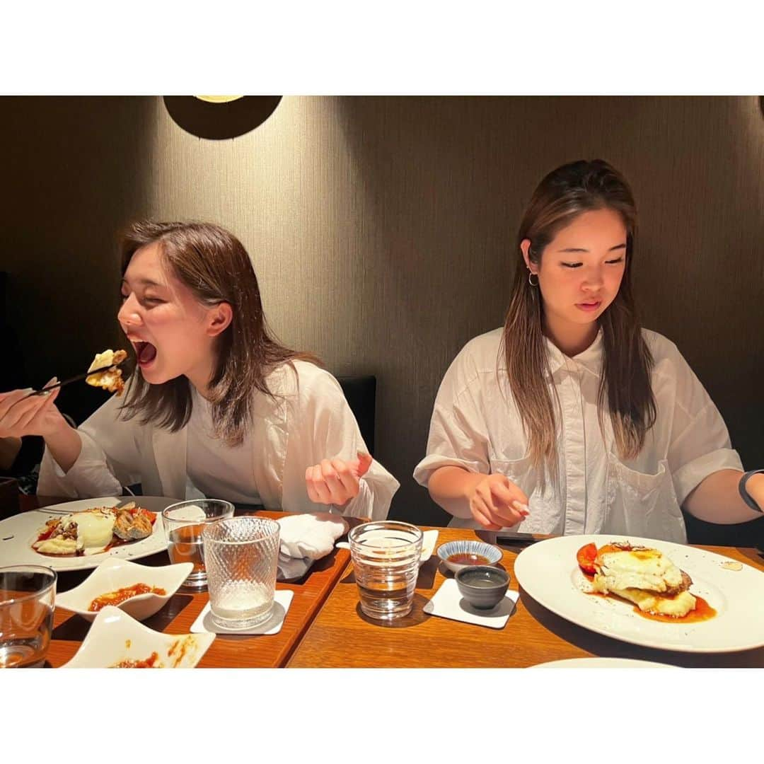 石井美保さんのインスタグラム写真 - (石井美保Instagram)「昨日は久しぶりにスタッフのご飯会でした。昨年12月の忘年会以来。撮影のお弁当でも大人気な美寿さん @bijouxtoshikatsu にしました。お肉もりもりの名物ハンバーグ(目玉焼きとトリュフが乗っかっているの)や、土鍋ご飯(こちらも名物)にスタッフみんな大満足。 言葉足らずの私にいつもついてきてくれているスタッフの皆んなに改めて感謝😌🙏🏻これから新しいスタッフも増員するので、気持ちを１つに。Richeのお客様の為に何ができるか、日々精進して参ります。また、まだおりますが(しかもまさかの写真に収まっていませんが昨日は参加しています)日野マネージャーが夏に産休に入ります。また戻ってくるまでのしばらくが寂しいです。沢山のお客様に愛された日野さんに是非皆様会いにいらしてくださいね。  3枚目、受付の美星ちゃん @mihoshinara の食べっぷりが可愛くてupしちゃう。うちの娘と1歳違いなので、本当に娘みたいな感覚です😂美星ちゃんには、私のYouTubeにも登場してもらっています。」5月22日 11時28分 - miho_ishii